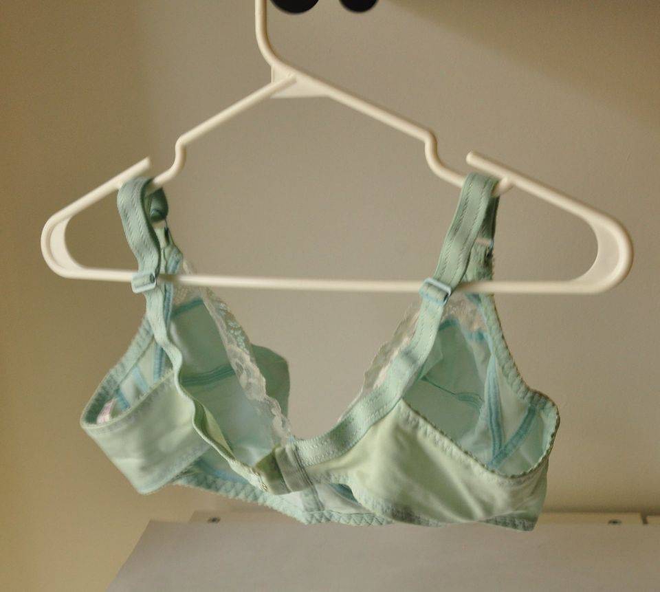 Vintage Bra from Europe - Unworn Collectible - photo 3