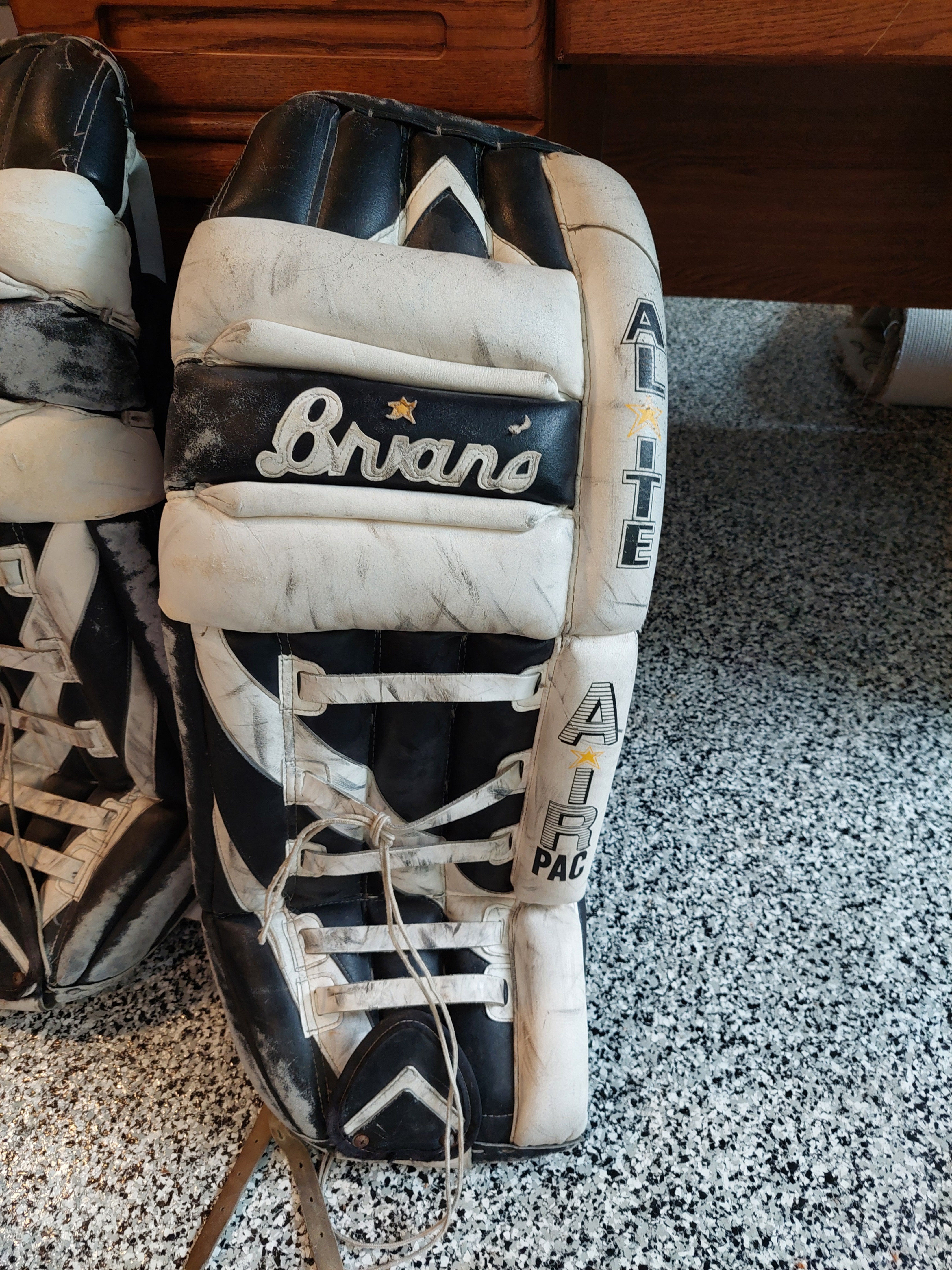 Brian's Goalie Pads - photo 2