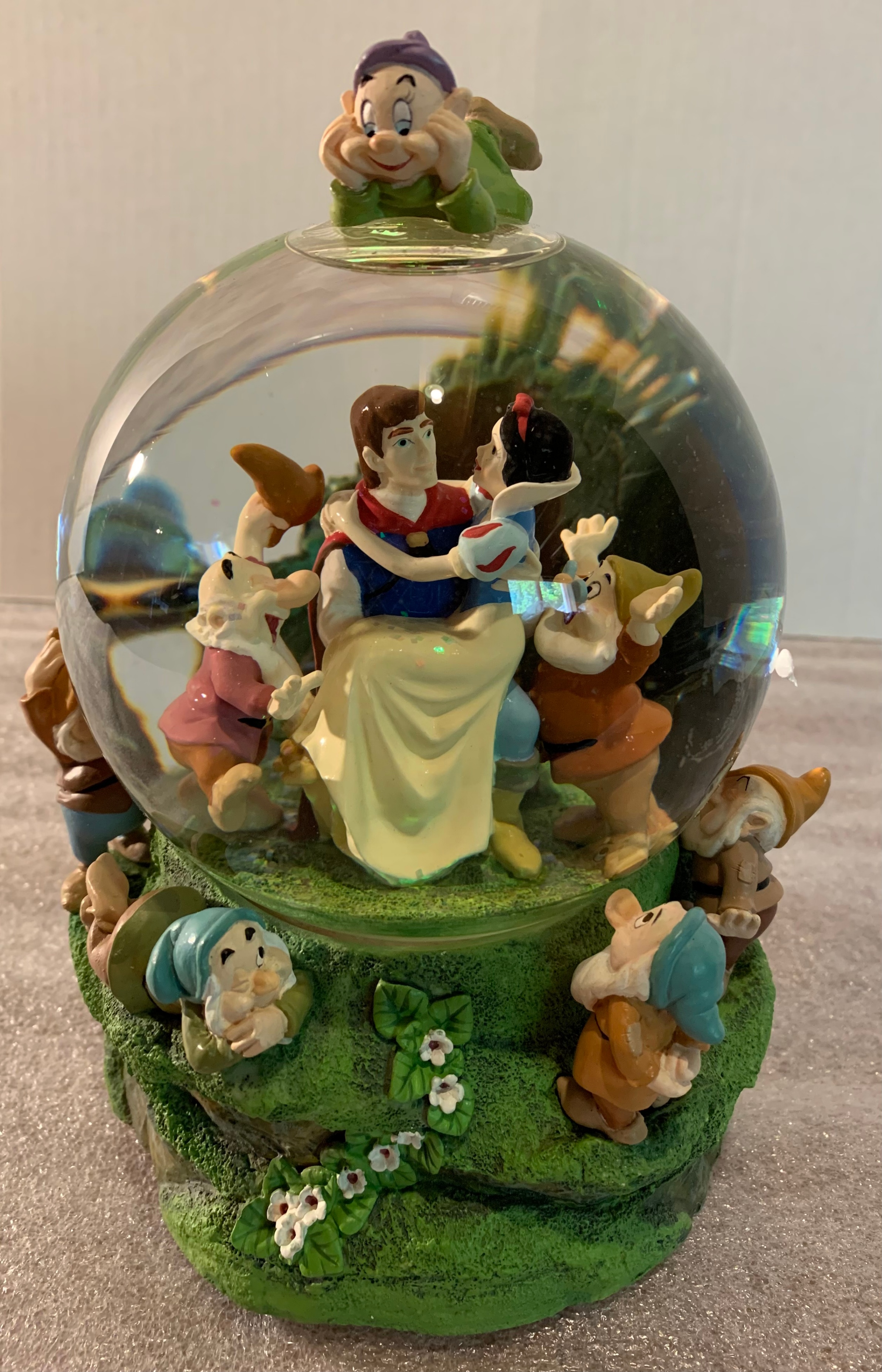 Disney Snow White & 7 Dwarf Musical Snow Globe