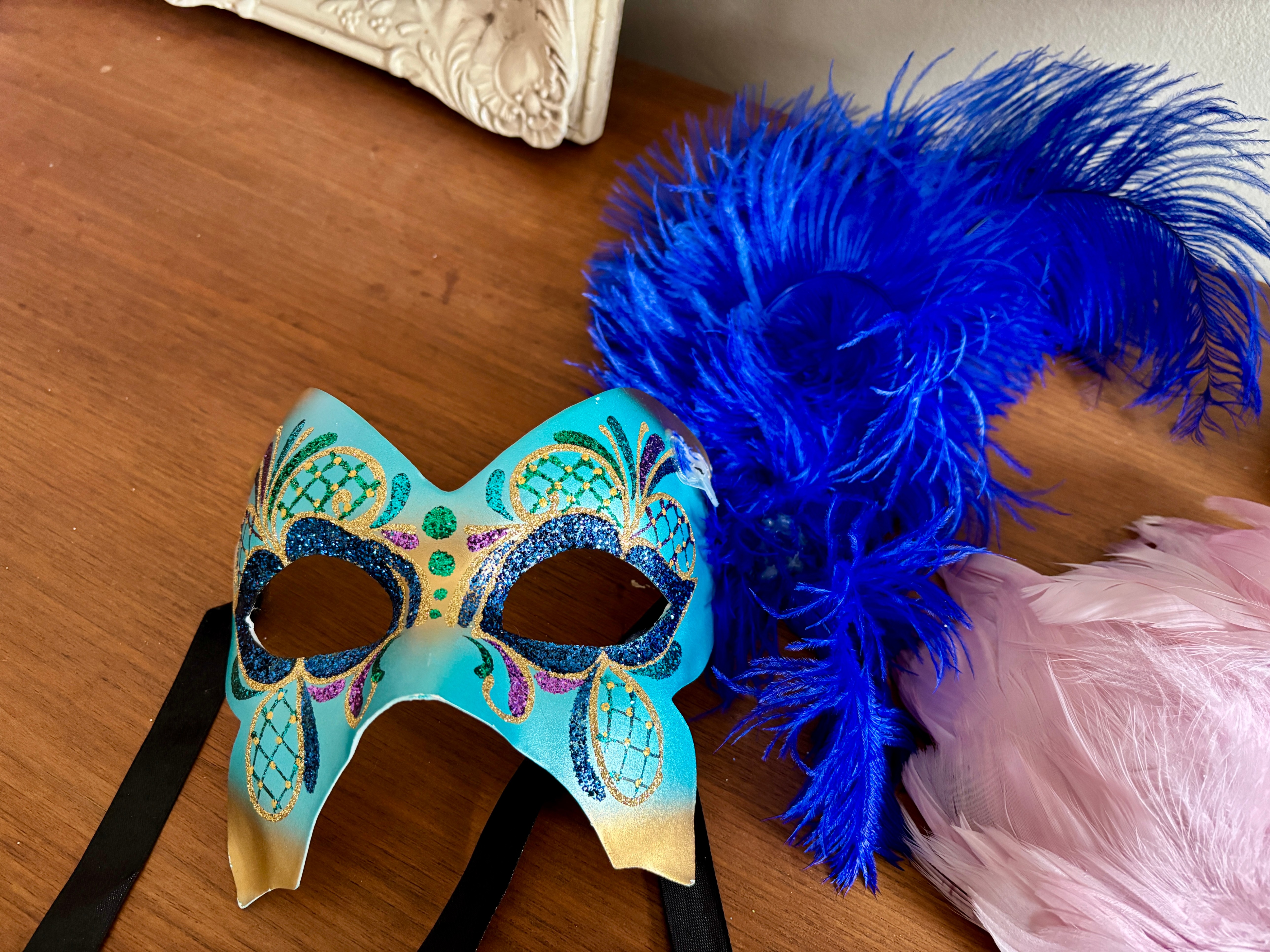Masks Pier 1 made in Italy in need of glue gun/ minor repair - photo 2