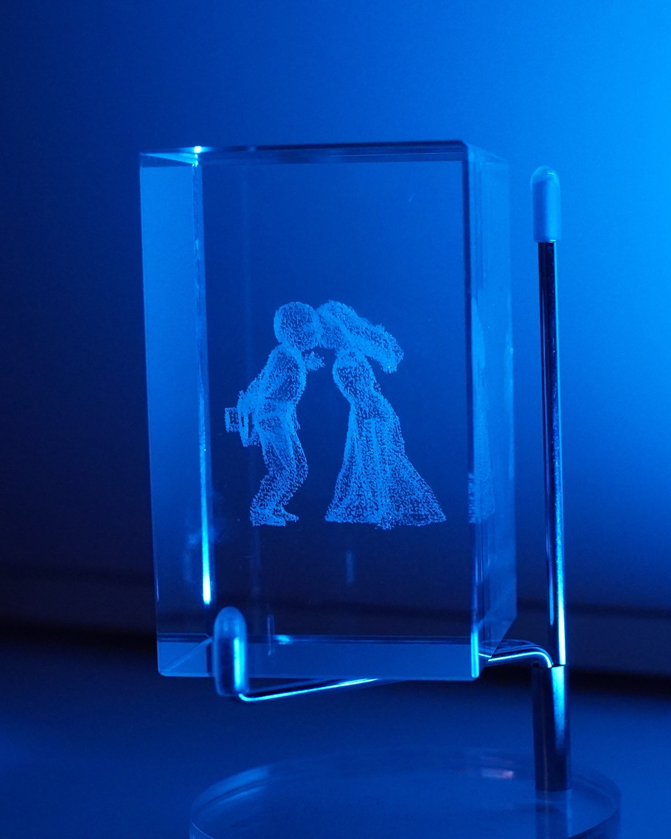 Engraved Crystal Keepsake with Couple Image - photo 2