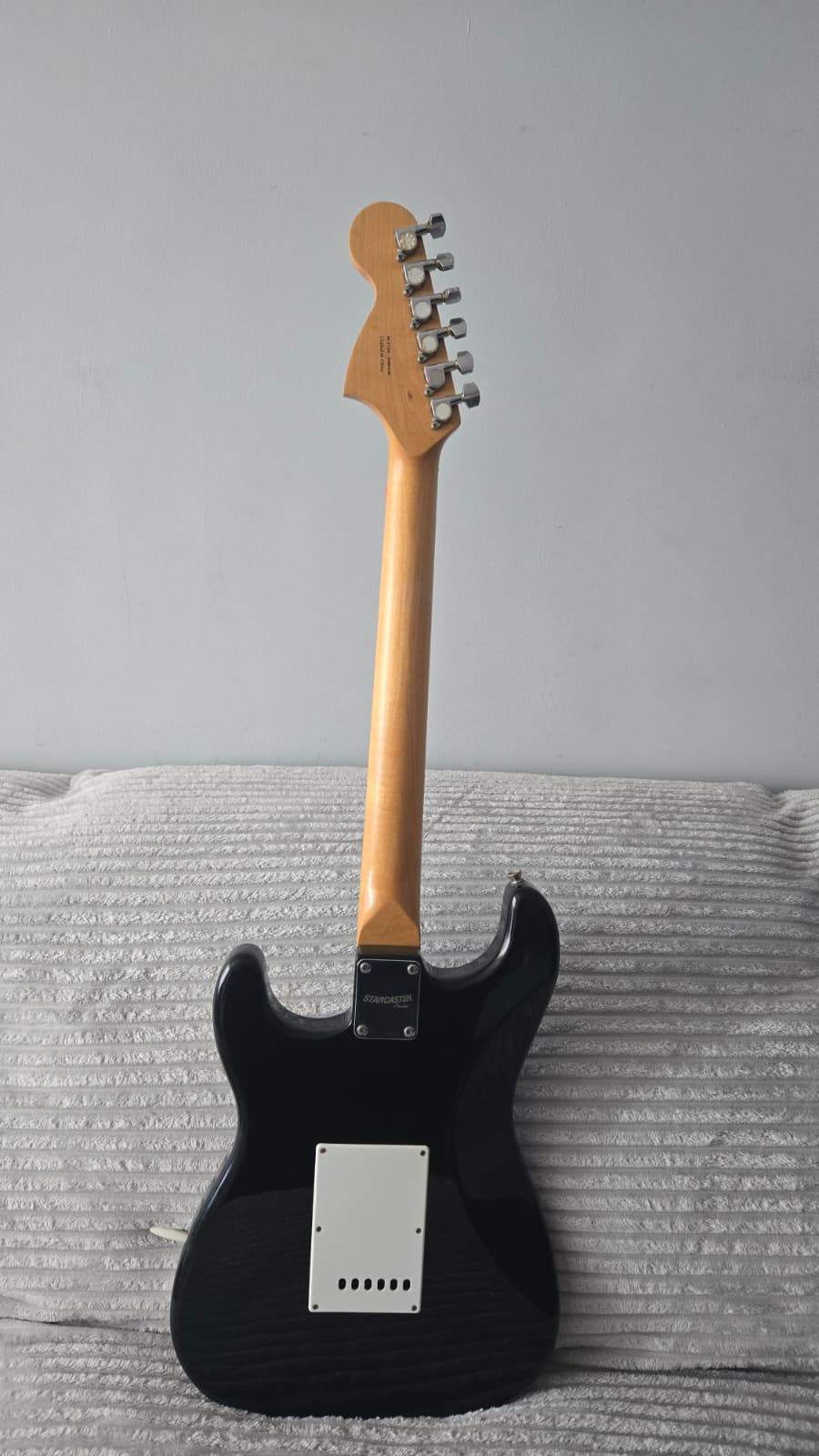 Electric Guitar with Amplifier & Case – Black Starcaster - photo 4