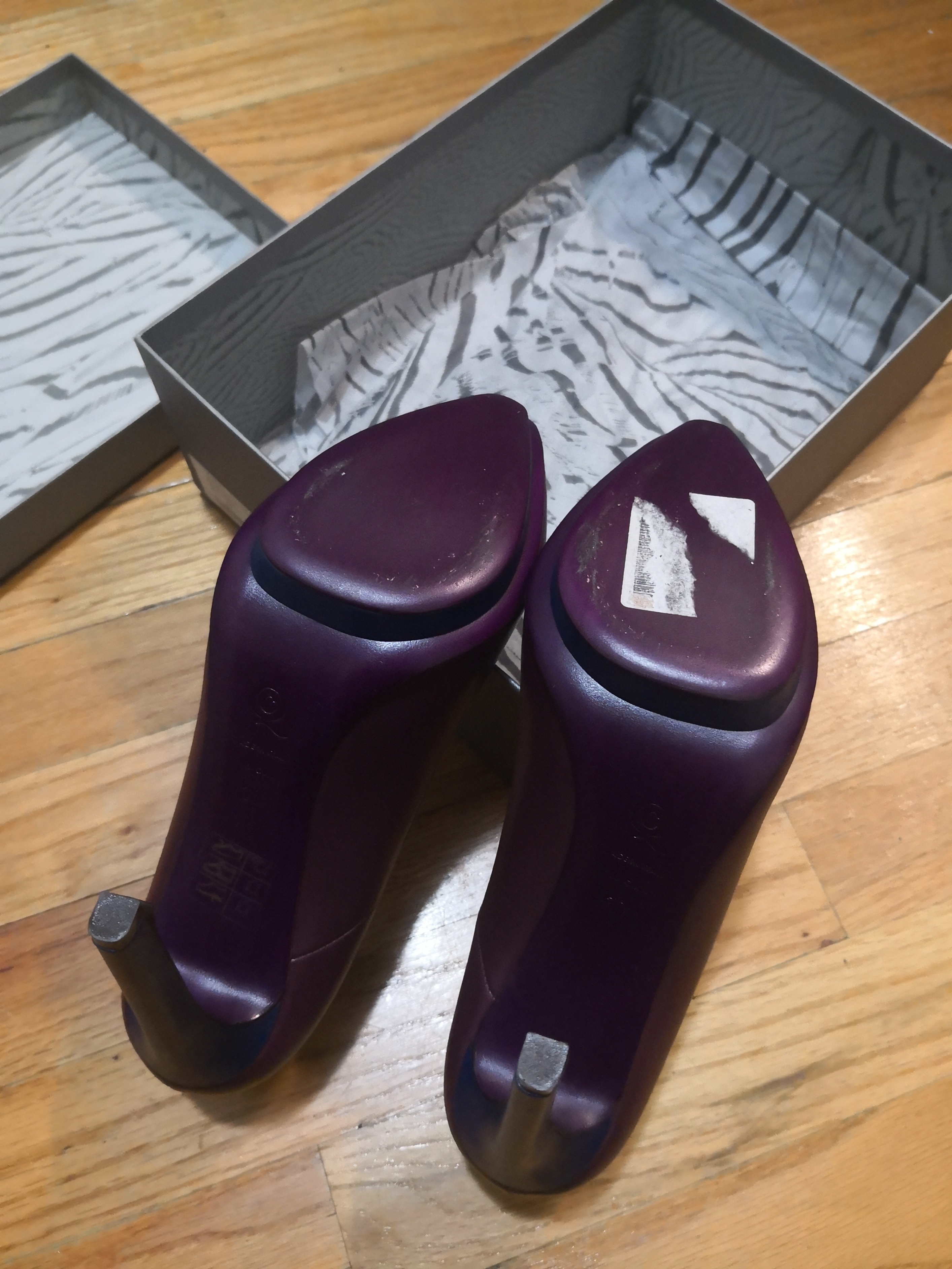 BRAND NEW McQueen Pumps, size 9 - photo 4