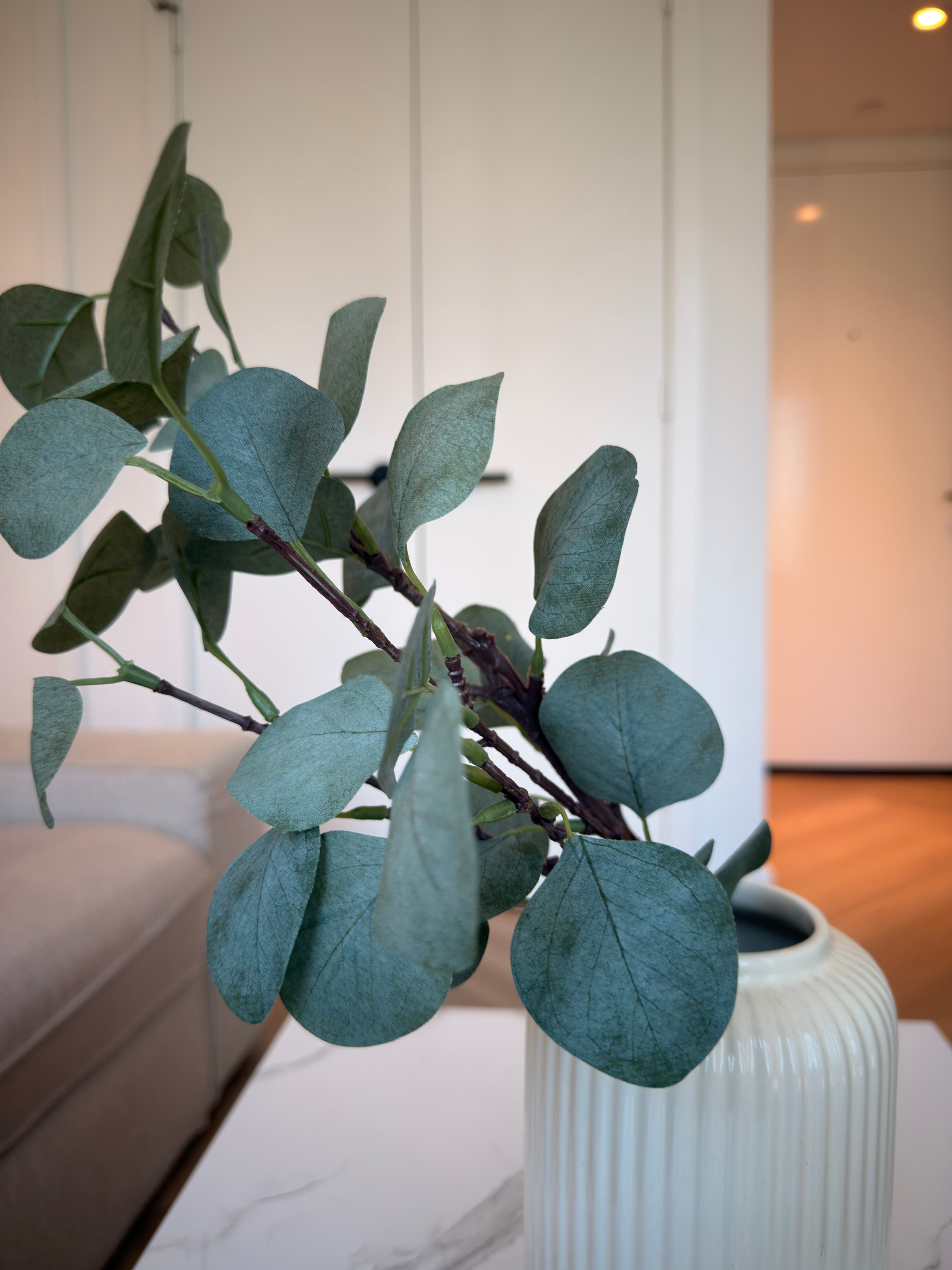 🌿 Elegant Vase with Artificial Eucalyptus Leaves- Like New - photo 4