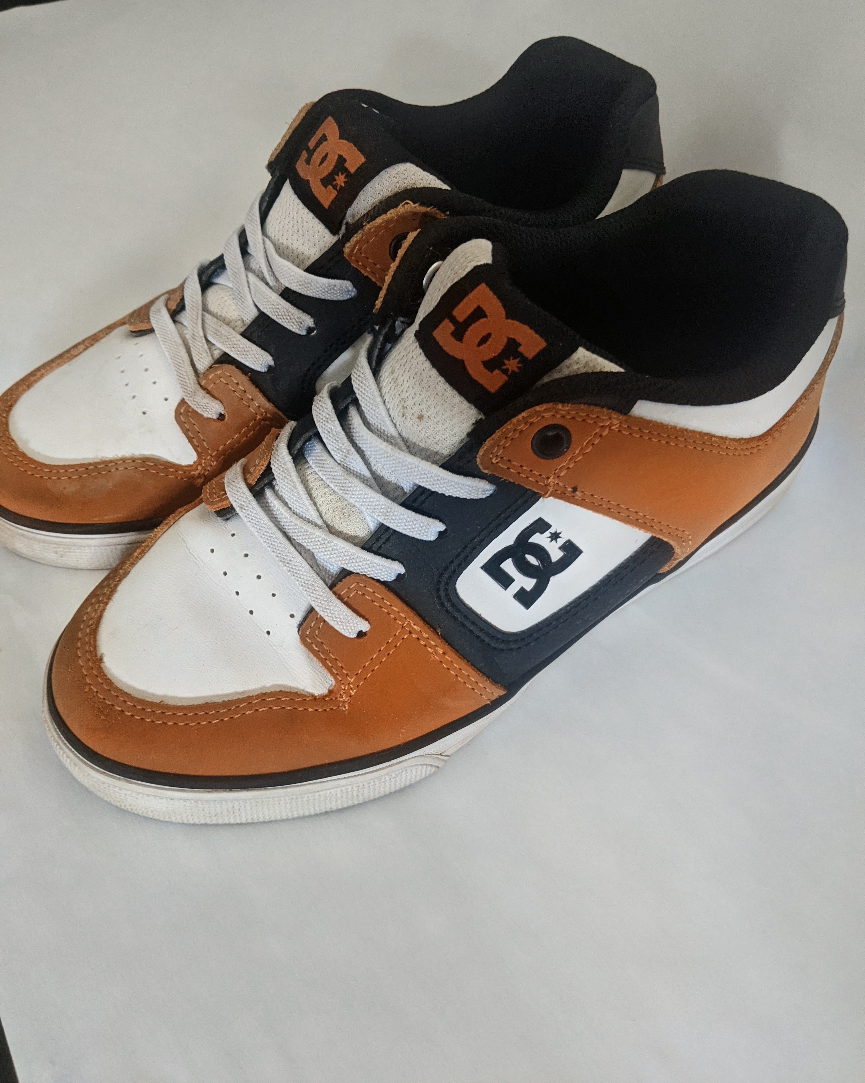 DC boys shoe - Size 3 - Used
