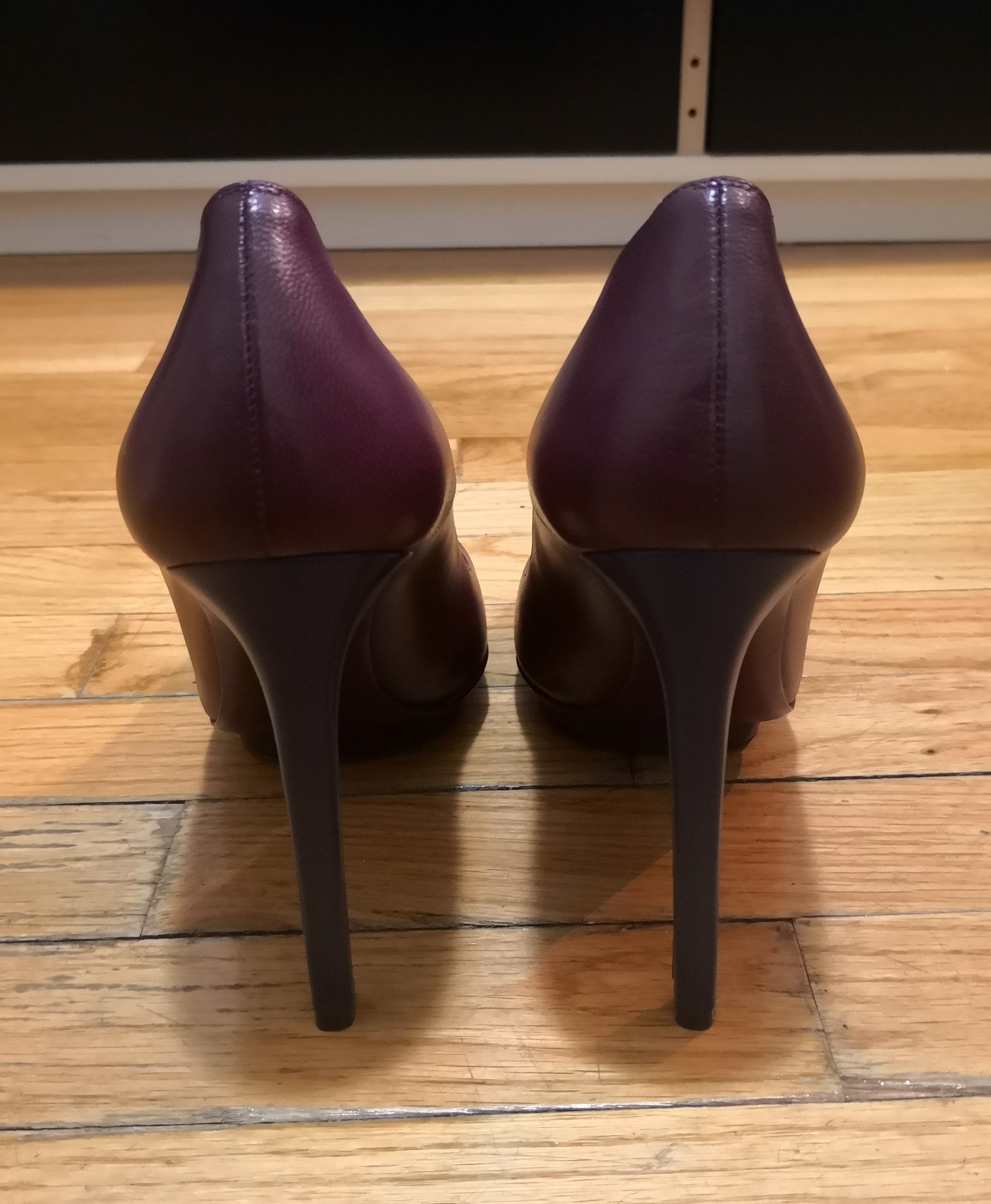 BRAND NEW McQueen Pumps, size 9 - photo 3