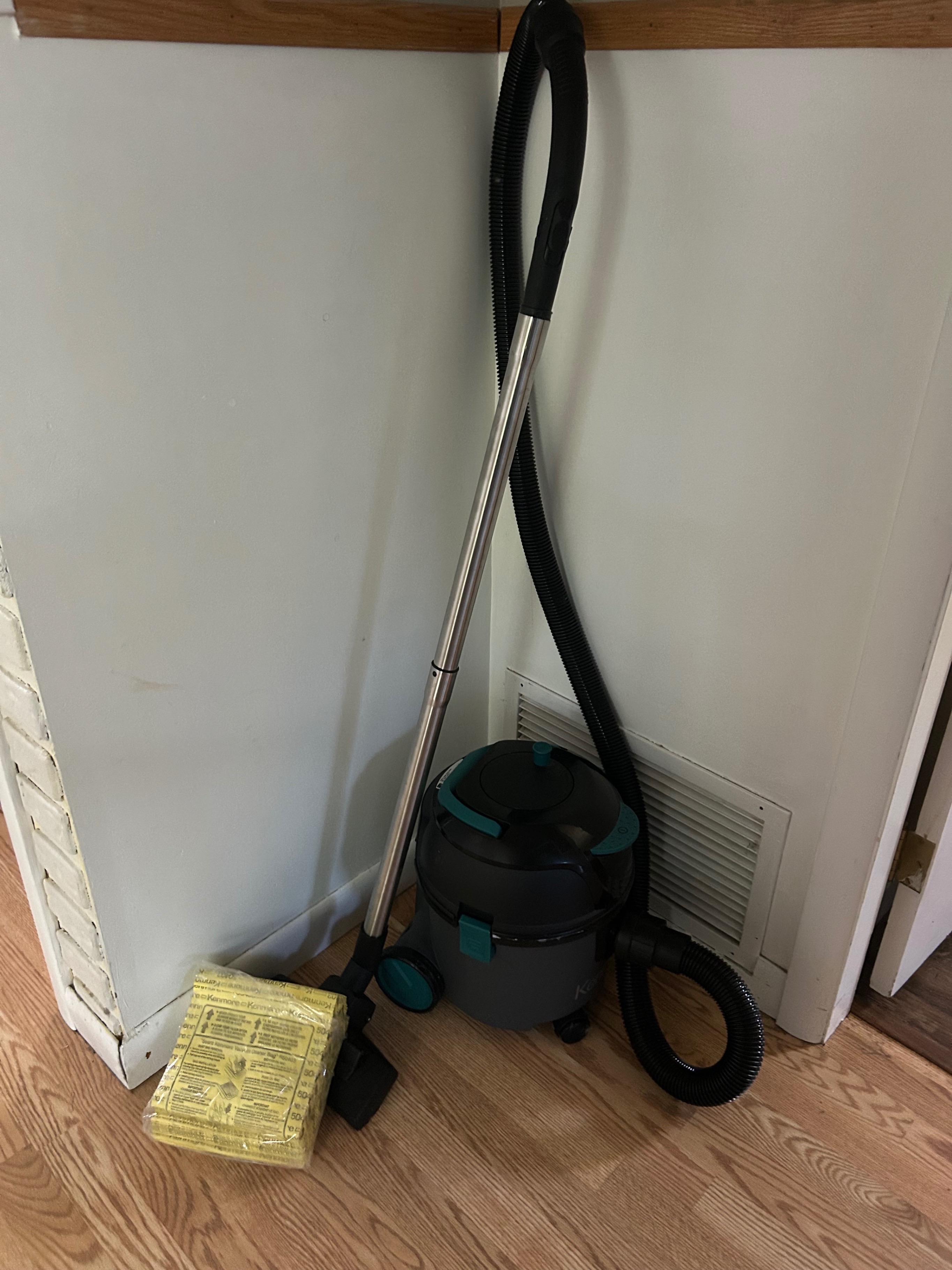 Kenmore KW3010 Bagged Canister Vacuum 3 Gallon Lightweight - photo 3