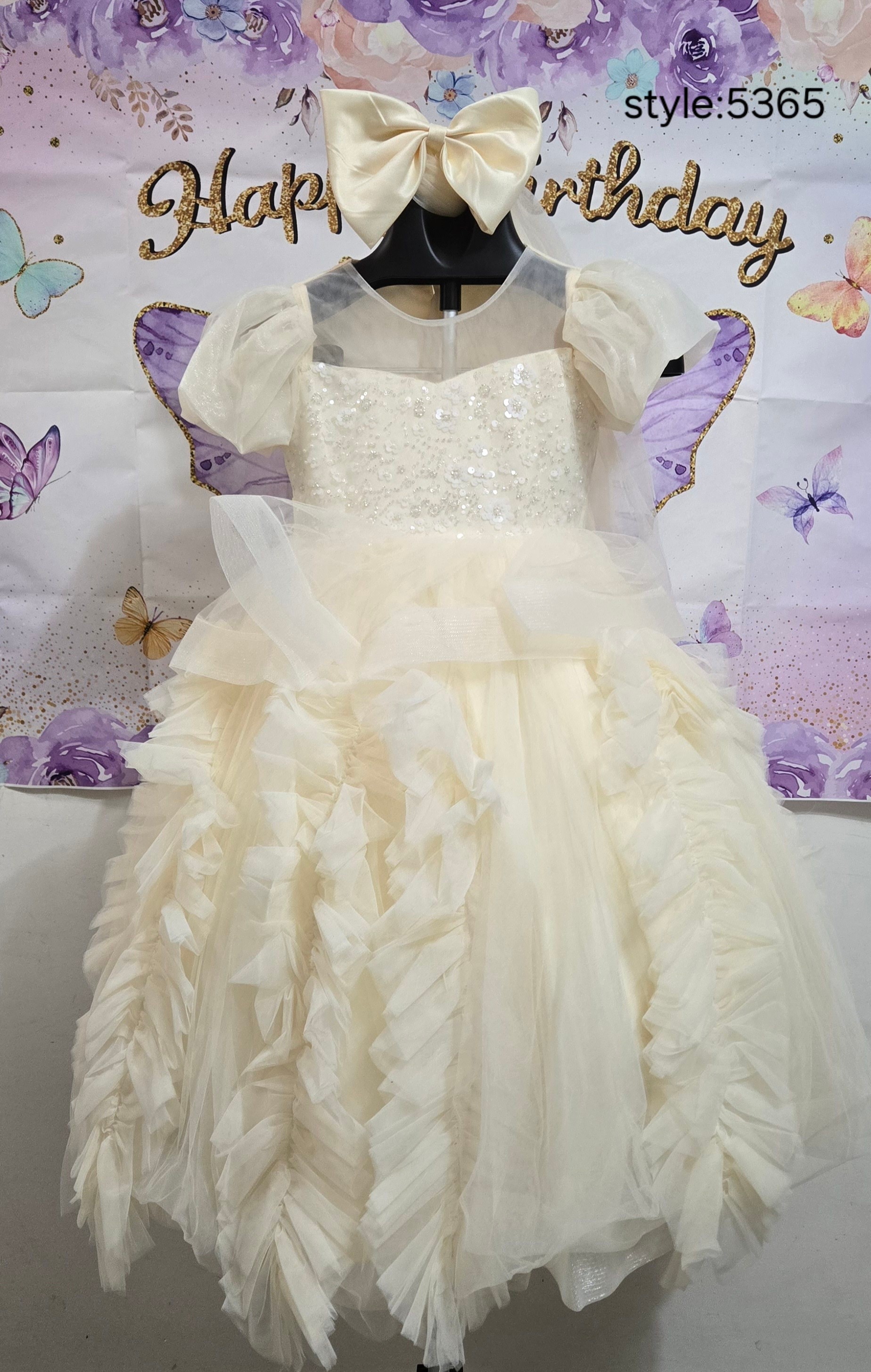 Cream coloured ruffled dress with bow :5365 - photo 2