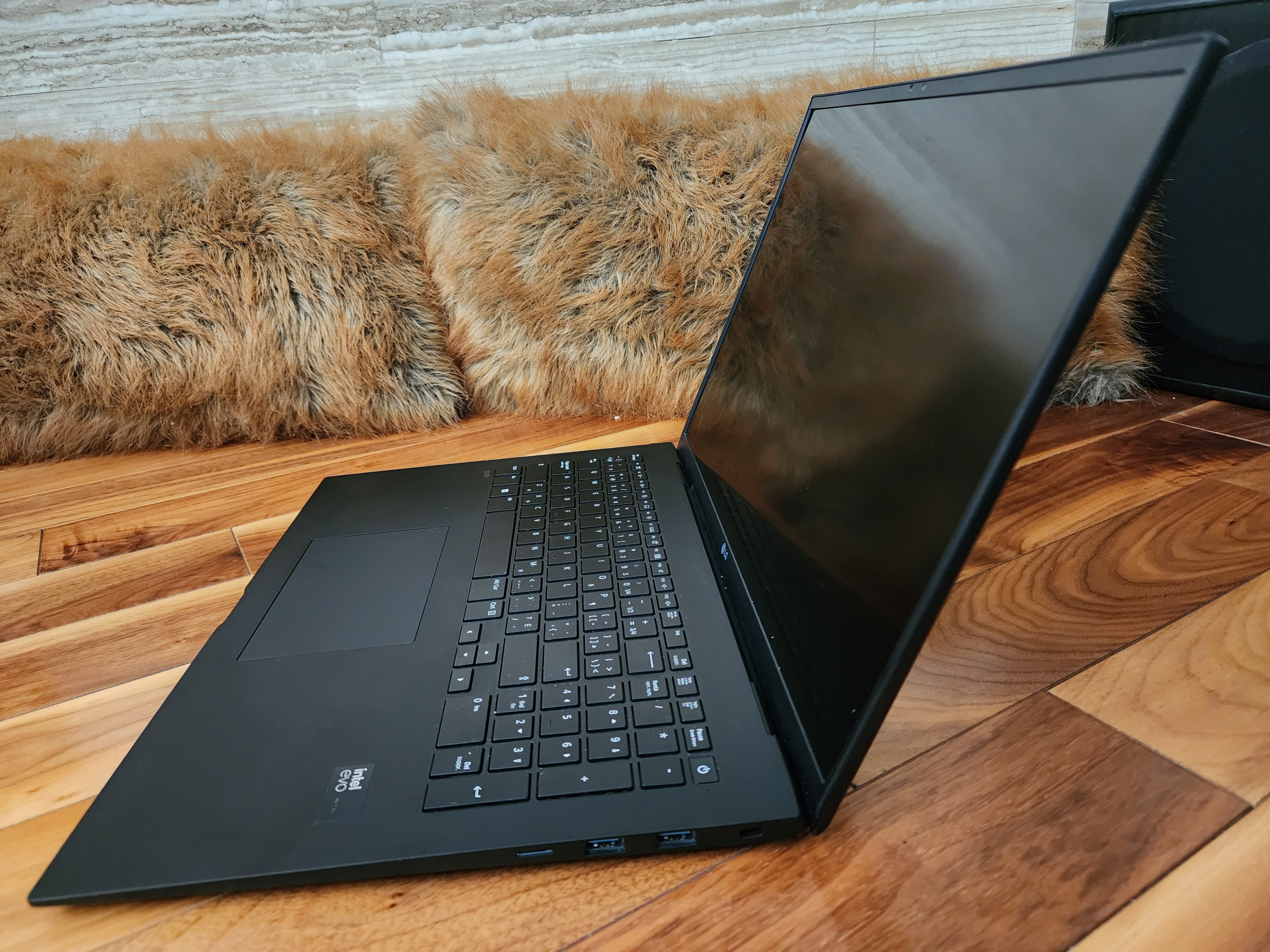LG Gram 17 Inch (i7, 16GB RAM, 1TB SSD) - photo 3