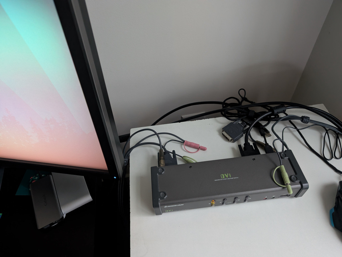 IOGear GCS1104 4-Port DVI KVM switch with audio - photo 3