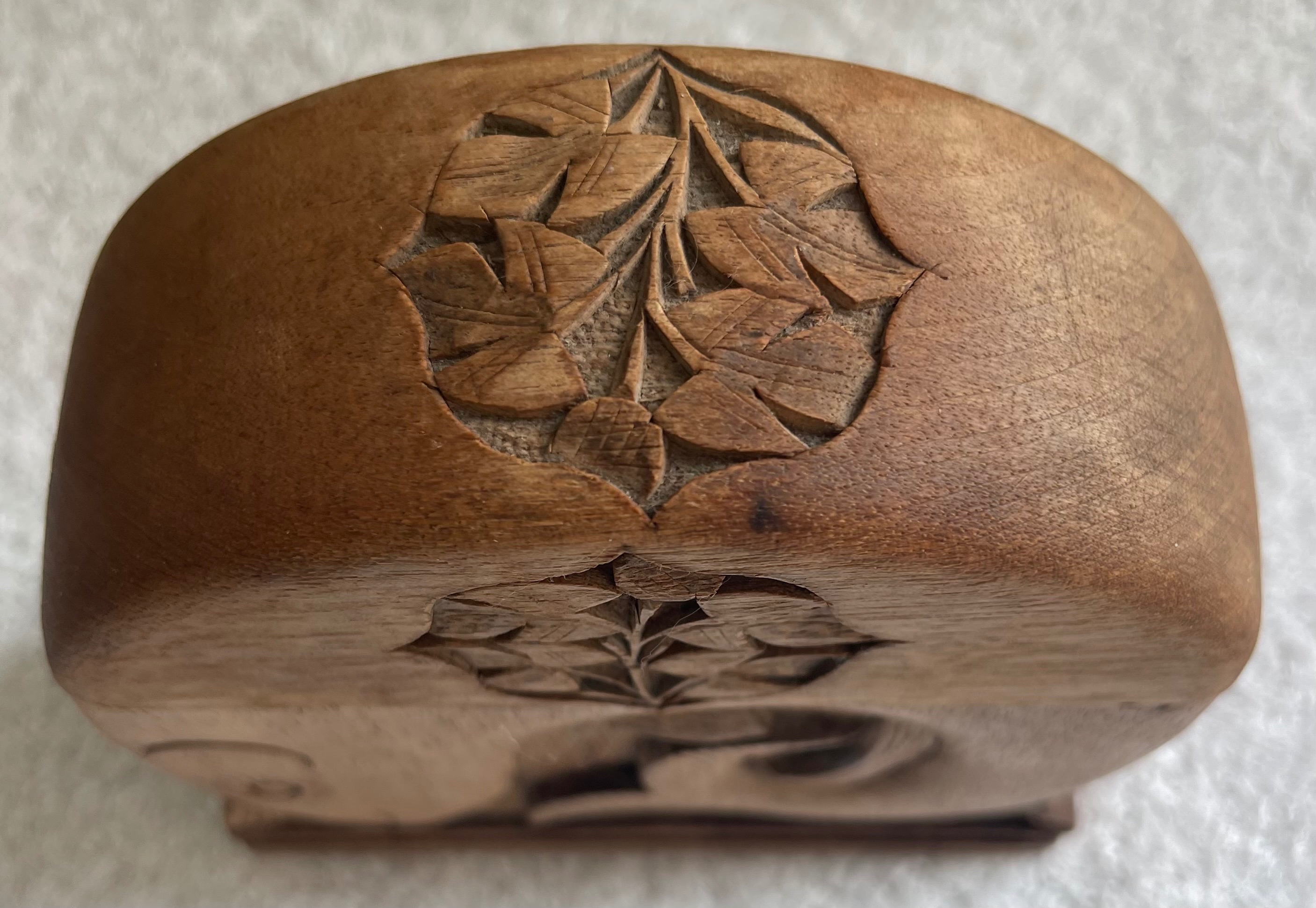 Vintage Kashmiri Hand-Carved Walnut Fish Cig Holder (Labeled) - photo 4