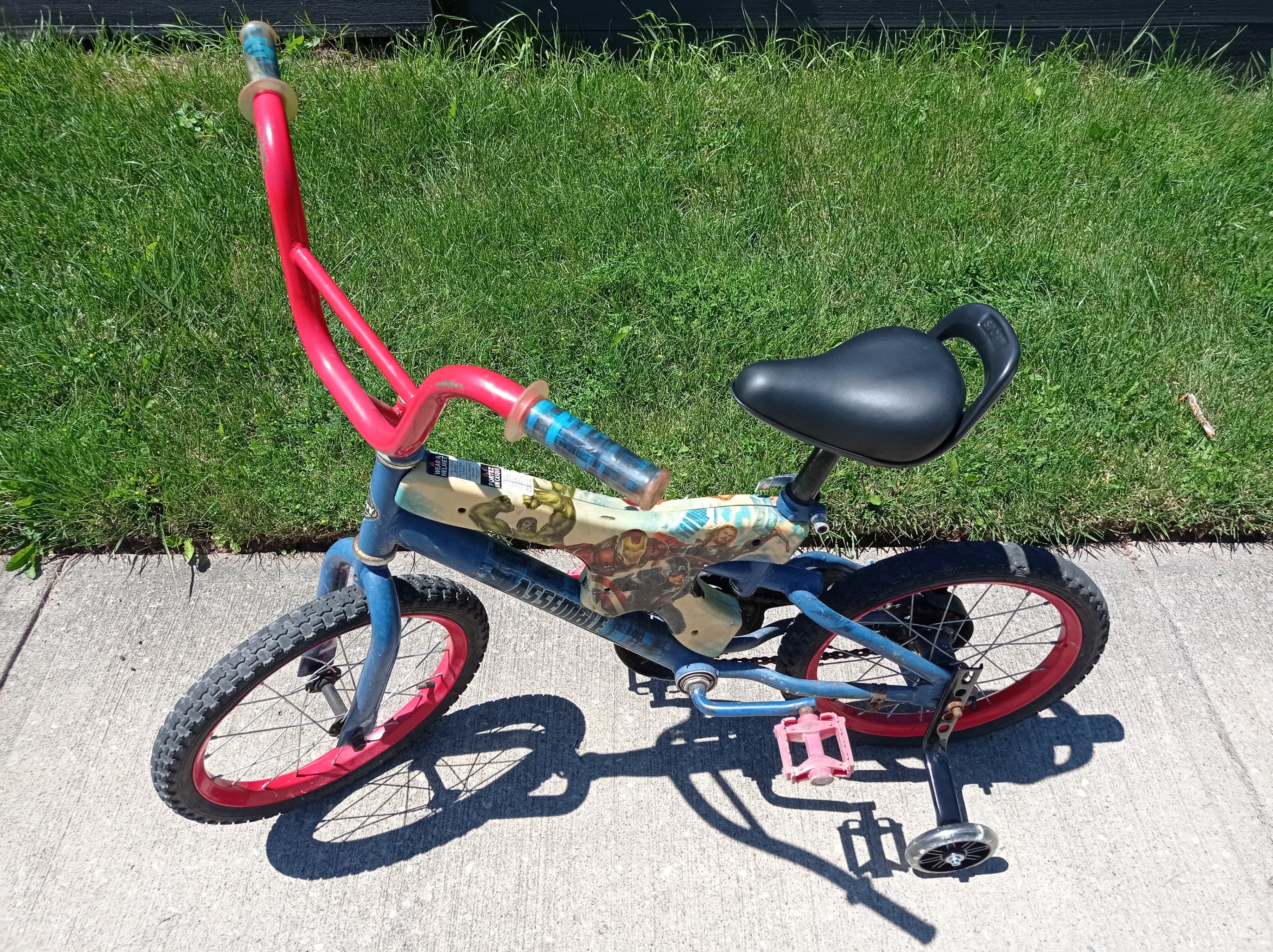 16” Huffy Avengers Kids Bike w/ Brand New Seat & Training Wheels - photo 2