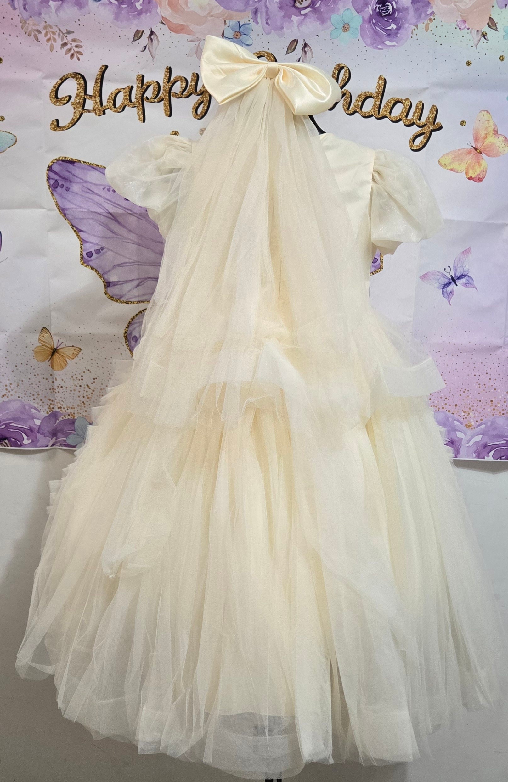 Cream coloured ruffled dress with bow :5365