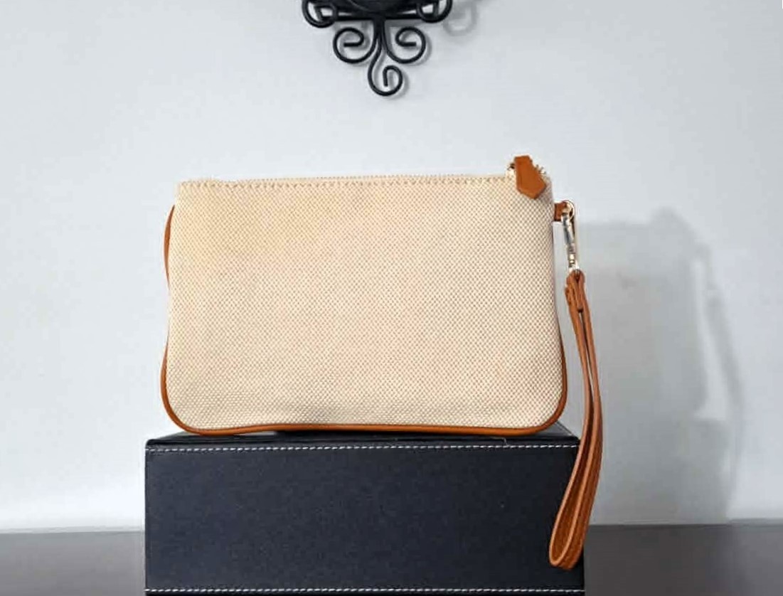 New GUESS Los Angeles Signature Embossed Raised Logo Wristlet - photo 2