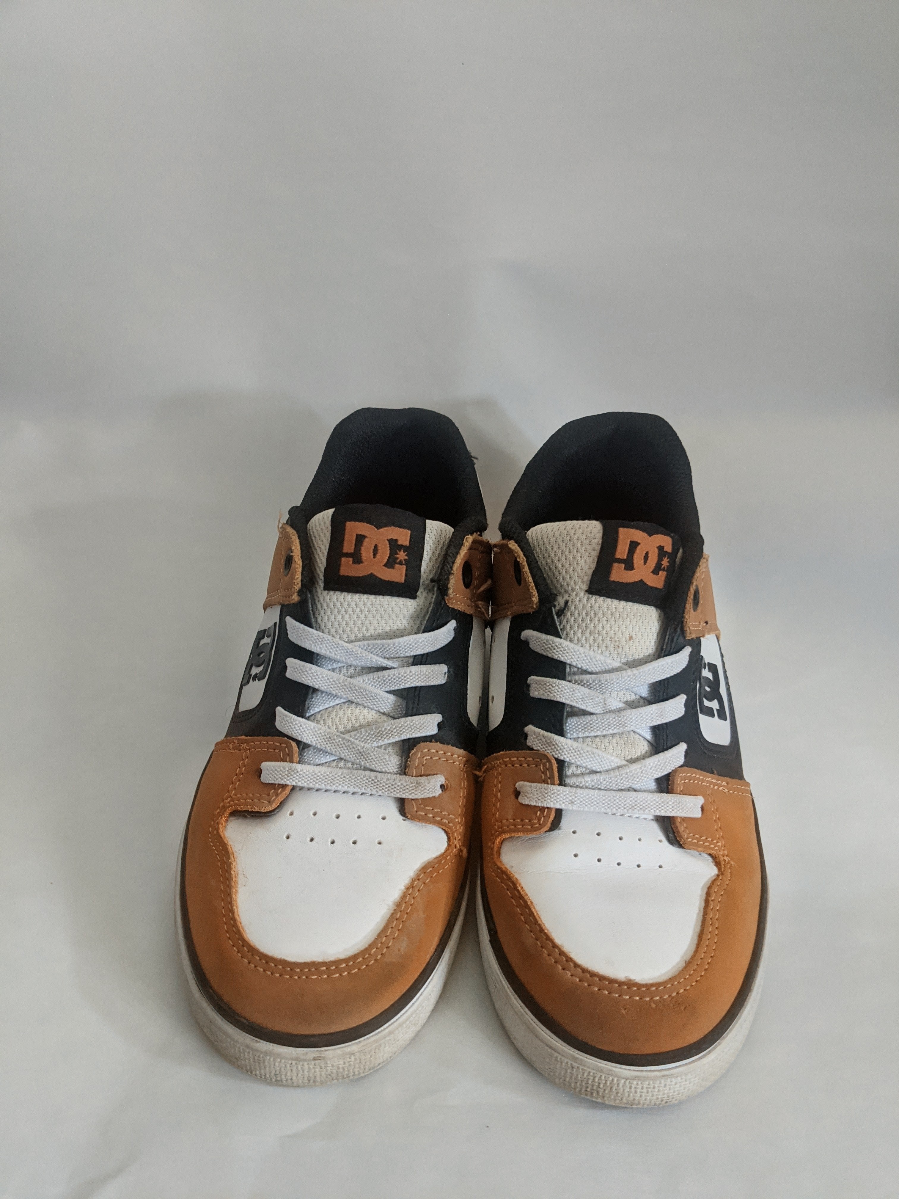 DC boys shoe - Size 3 - Used - photo 2