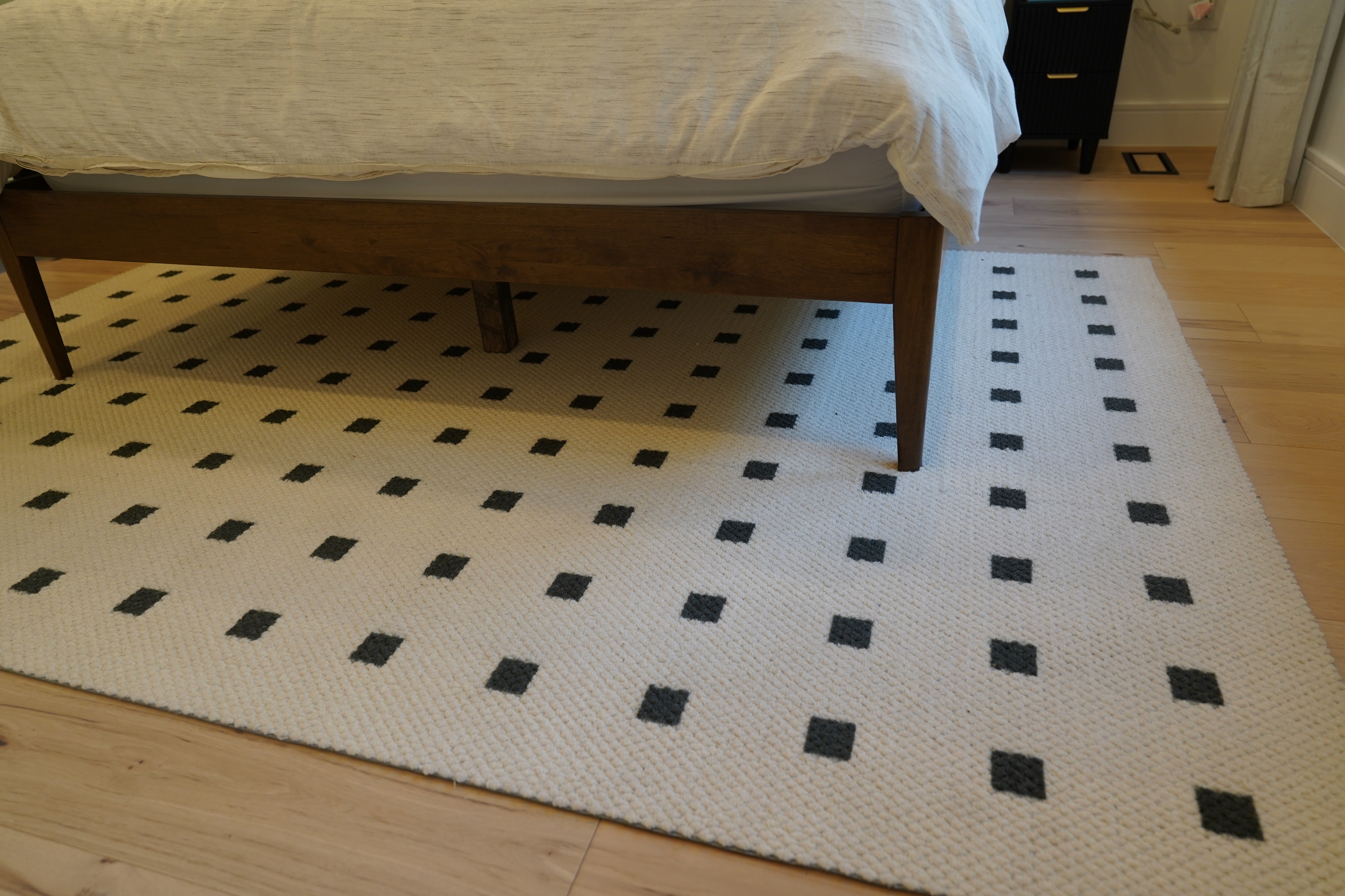 BRAND NEW 5'3" x 7'7" wool area rug with black squares