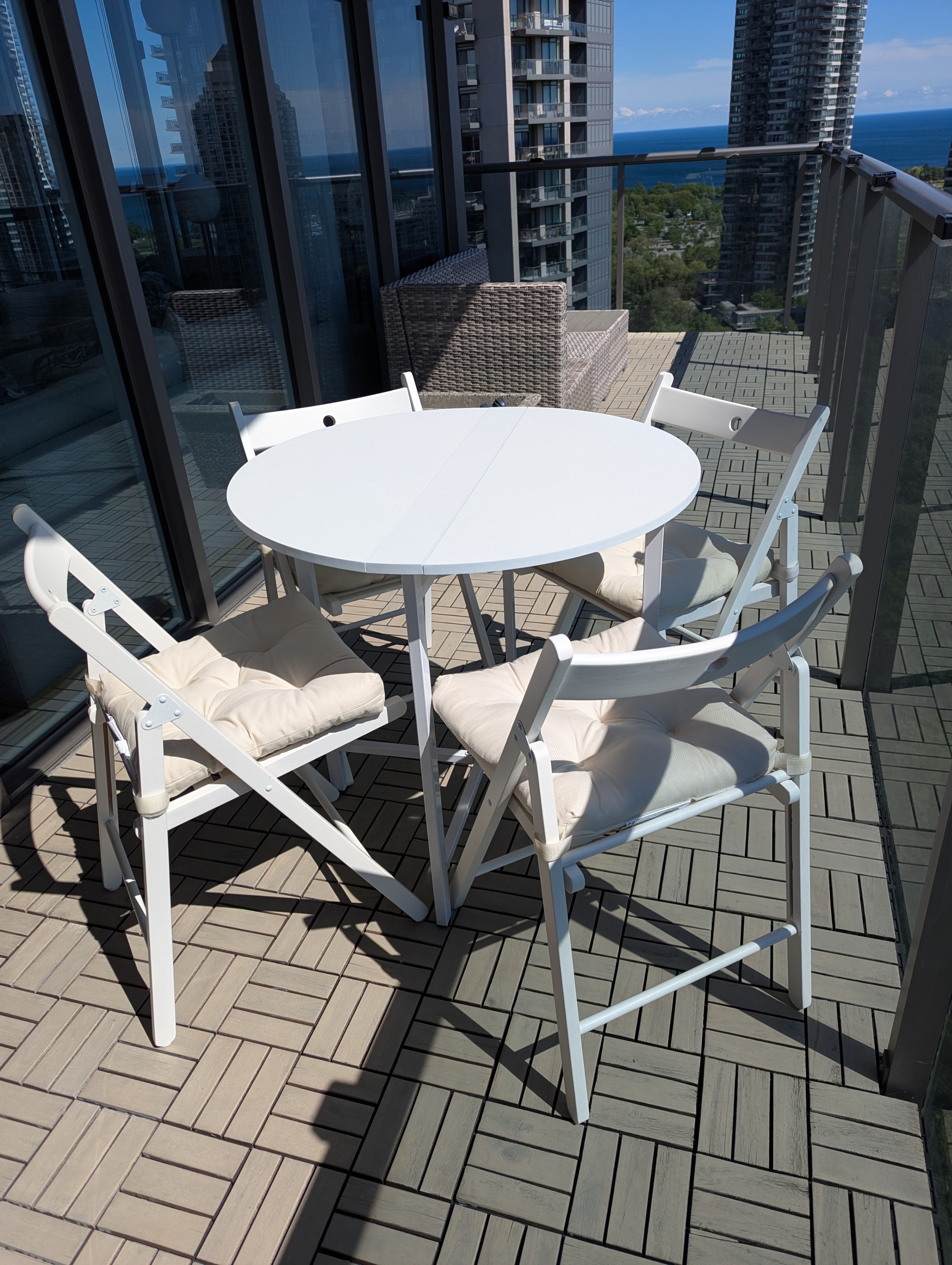 1 foldable table and 4 foldable chairs - photo 2