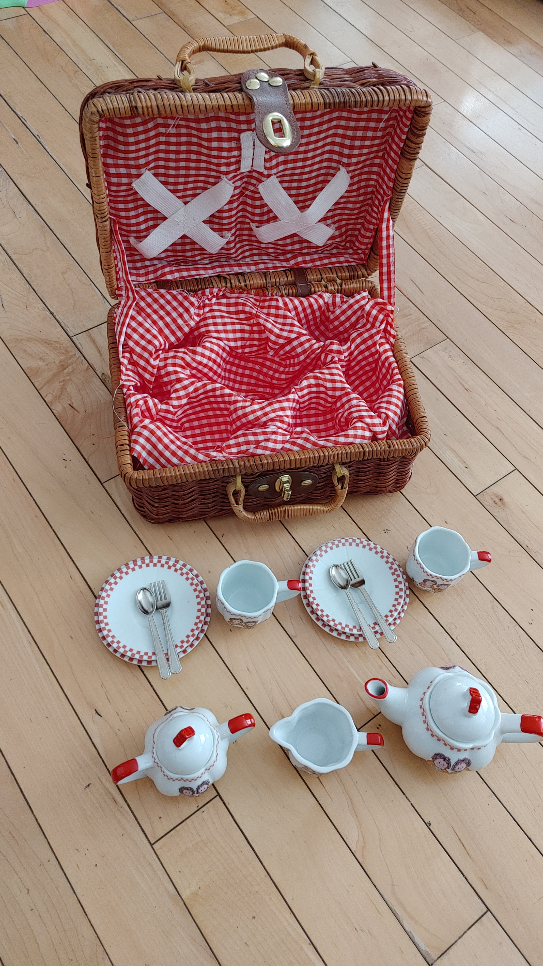 Wicker Picnic Basket with Toy Tea Set - photo 3