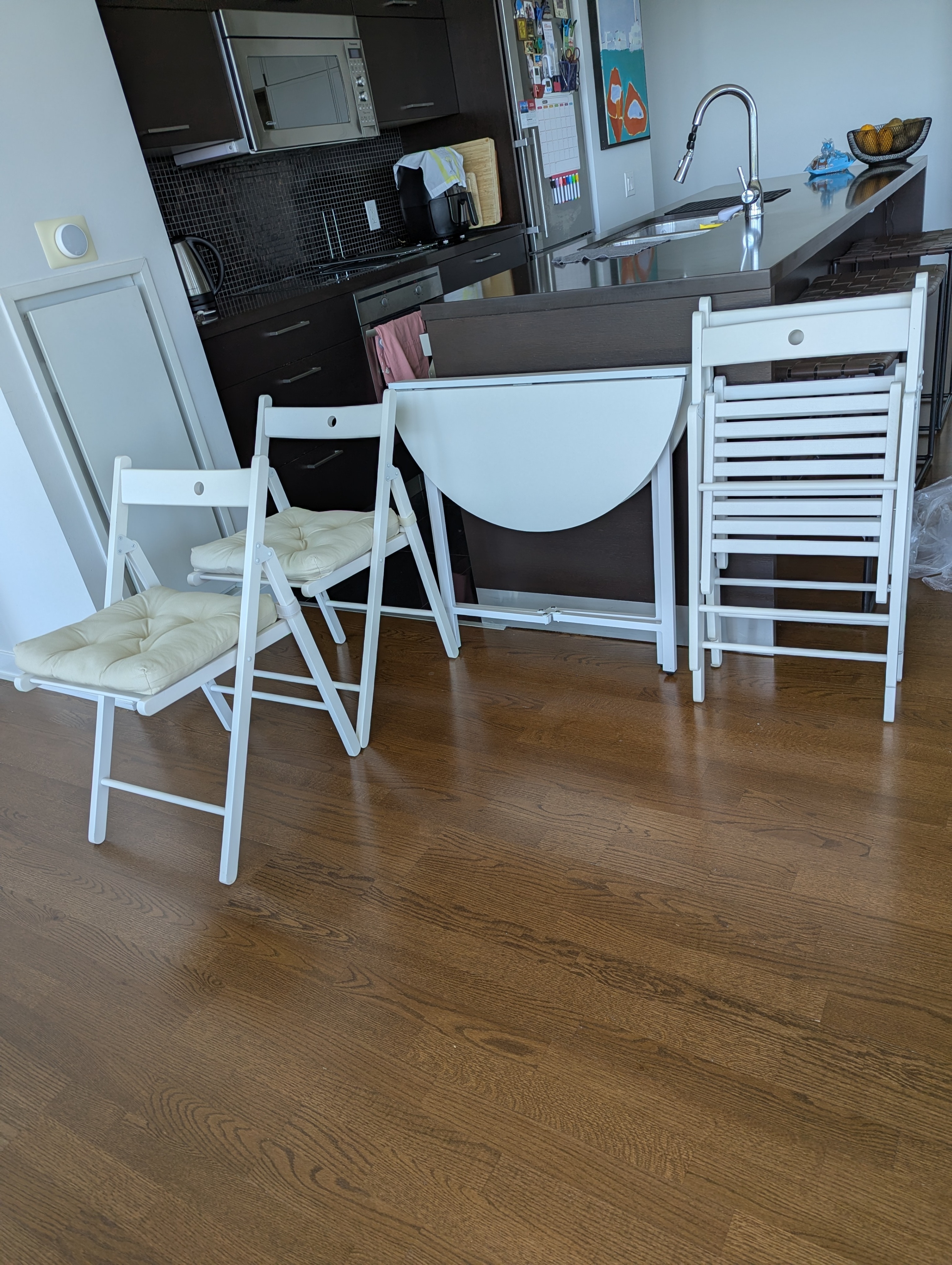 1 foldable table and 4 foldable chairs - photo 3