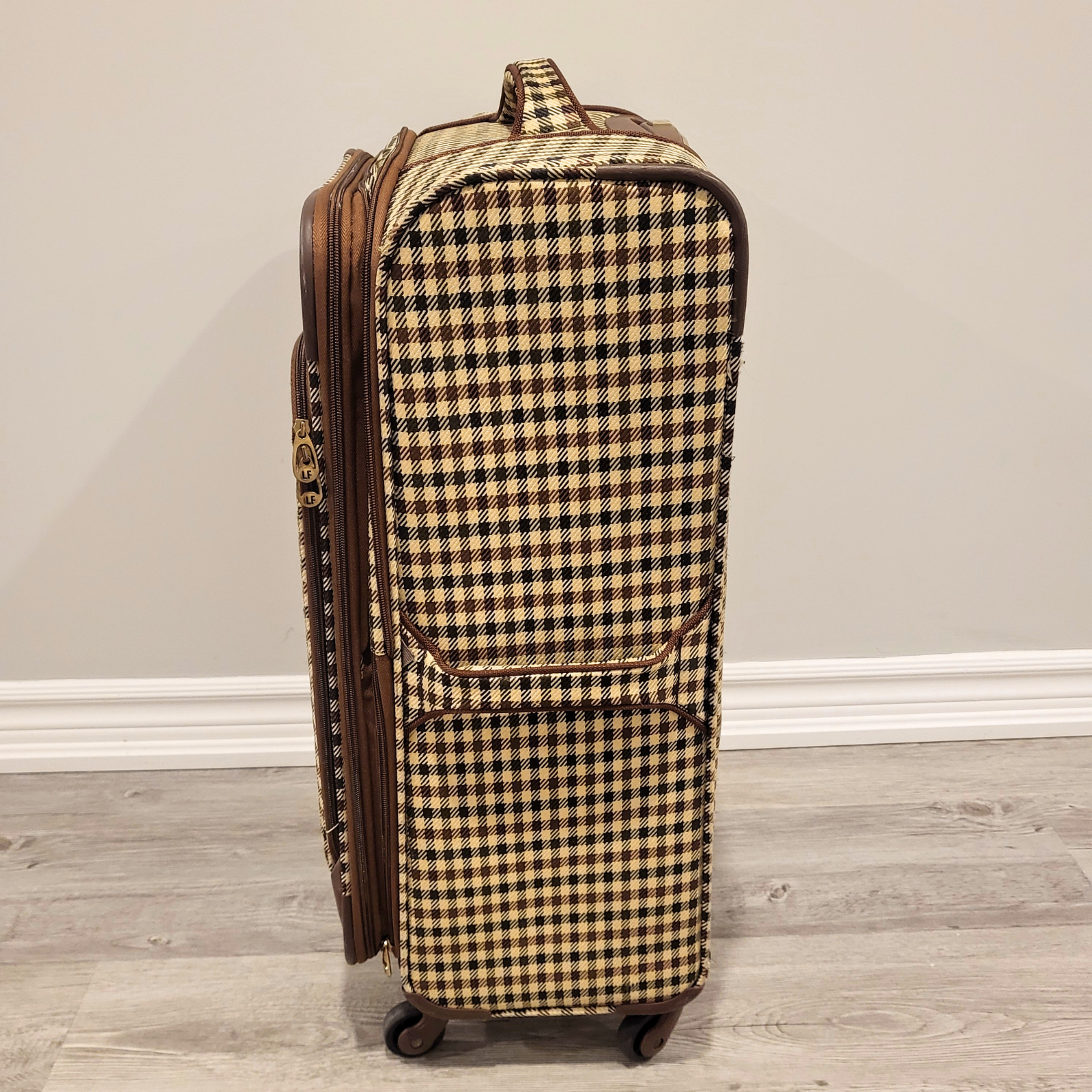 London Fog - 24” Lightweight Stitched Suitcase - Pre-Loved! 🧳 - photo 5