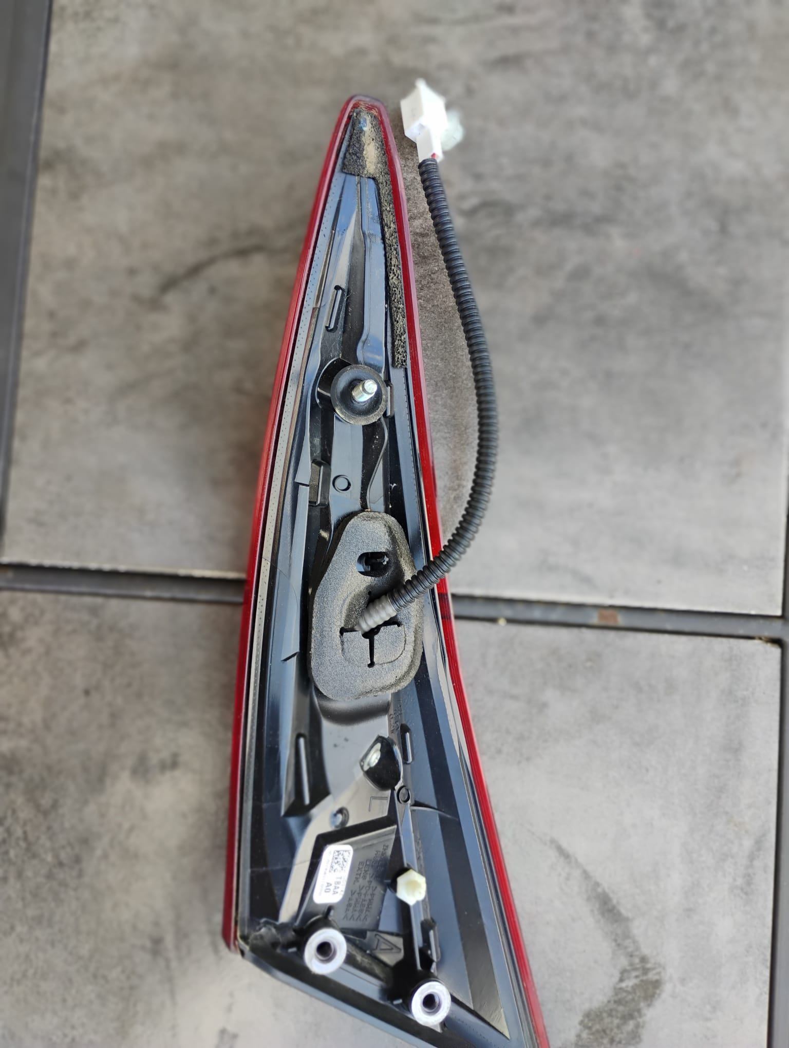OEM  2016-20 Honda Civic-Sedan Rear light assemb - photo 5