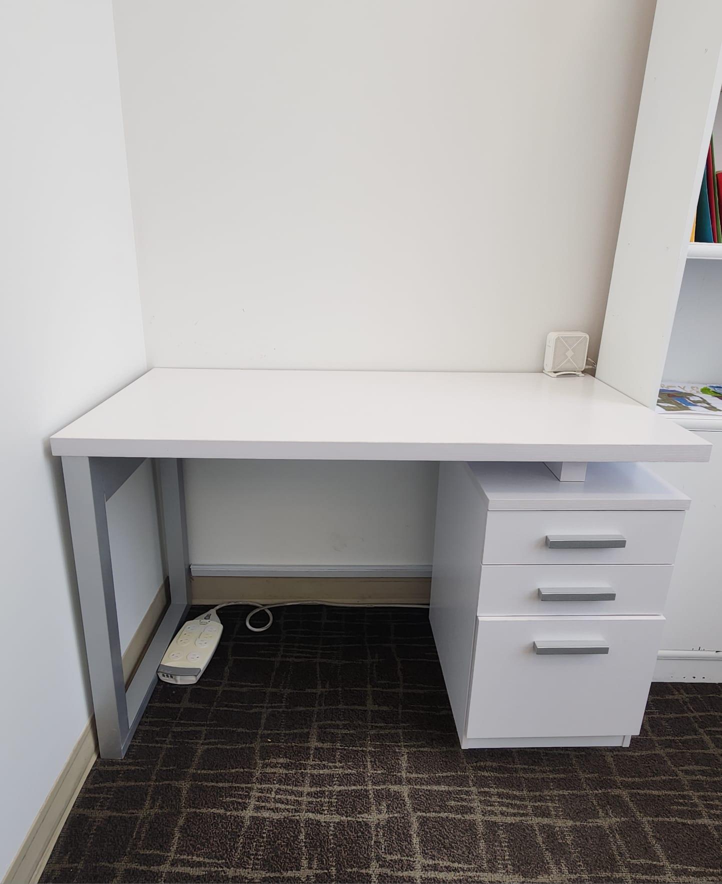 Reversible White Modern Desk with 3 Drawers - photo 2