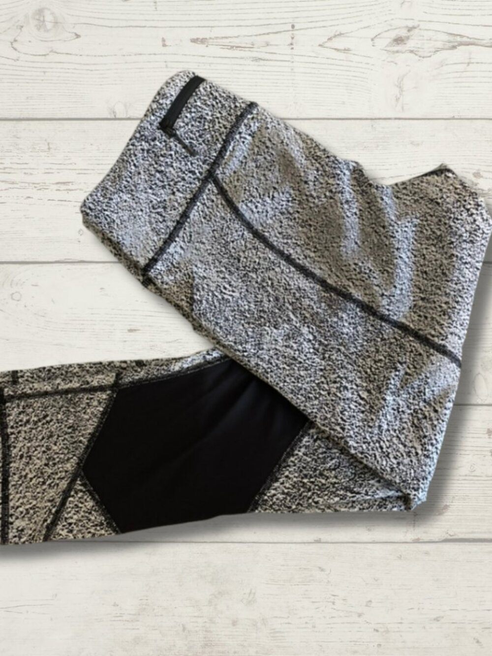 Lululemon Capri Leggings – Size 8 – Black/White Speckled - photo 2