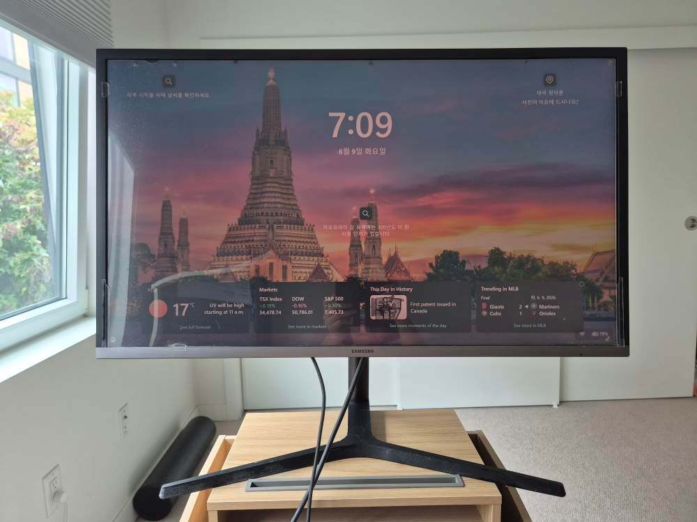 Samsung 32" 4K UHD Monitor + Monitor Arm