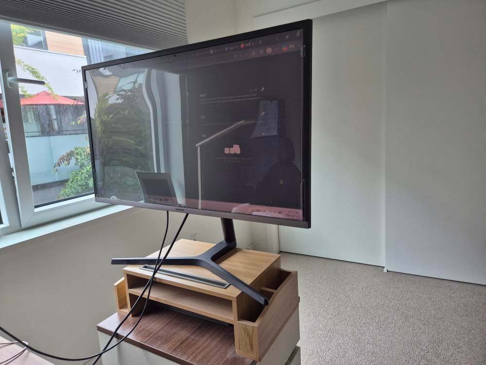 Samsung 32" 4K UHD Monitor + Monitor Arm - photo 3