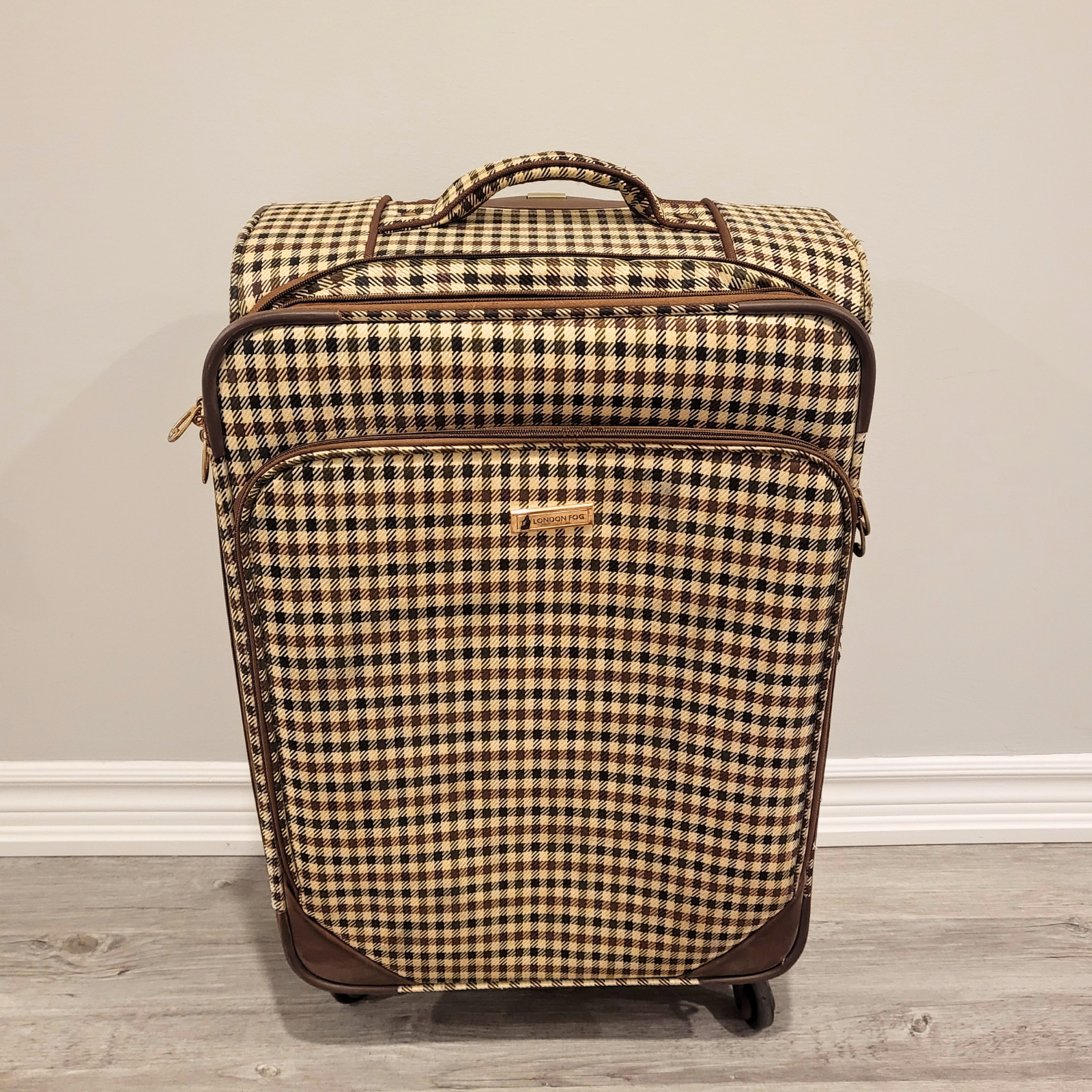 London Fog - 24” Lightweight Stitched Suitcase - Pre-Loved! 🧳