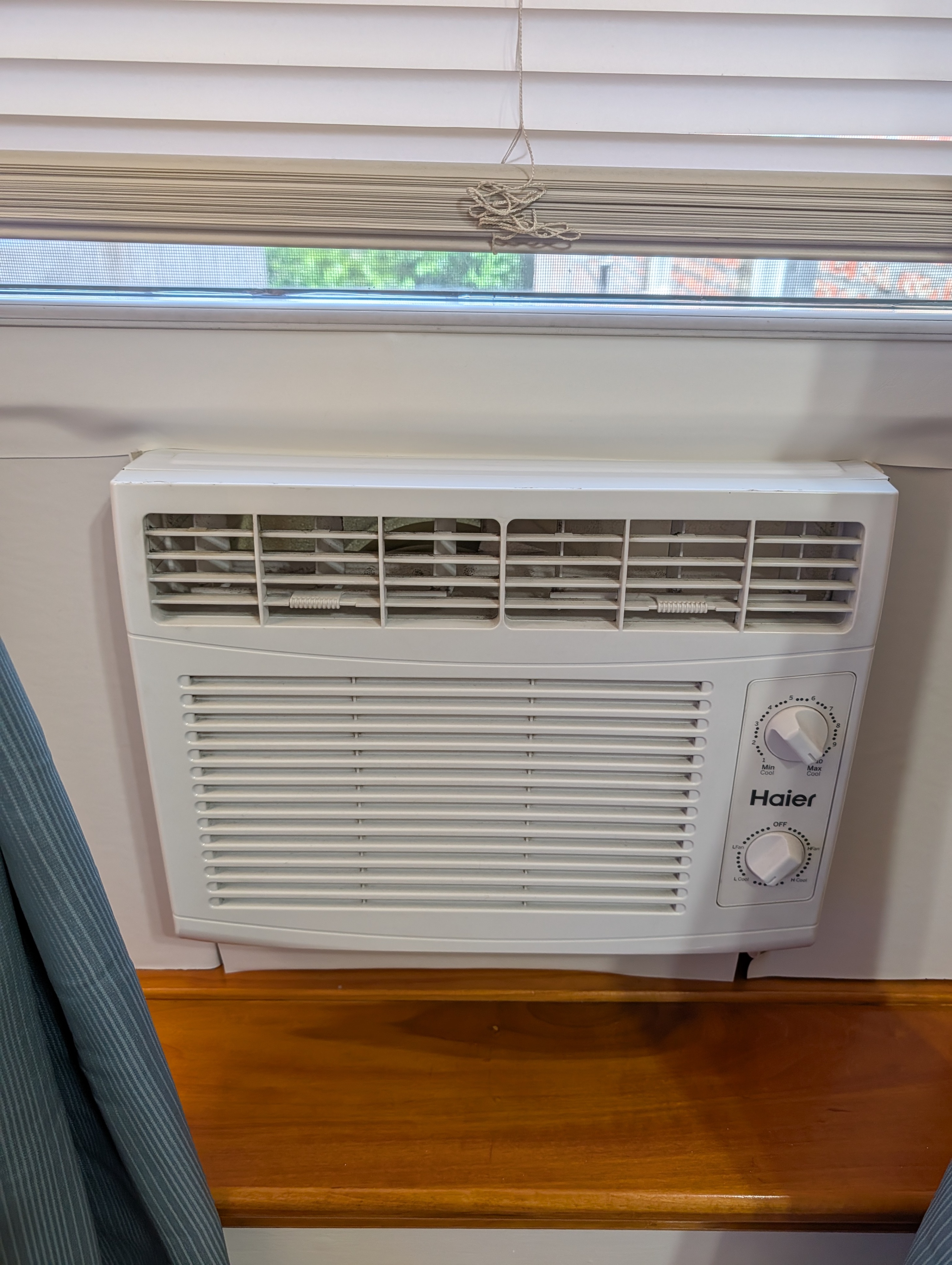 Haier 5,000 BTU Window Air Conditioner  Works Great, blows Cold! - photo 2
