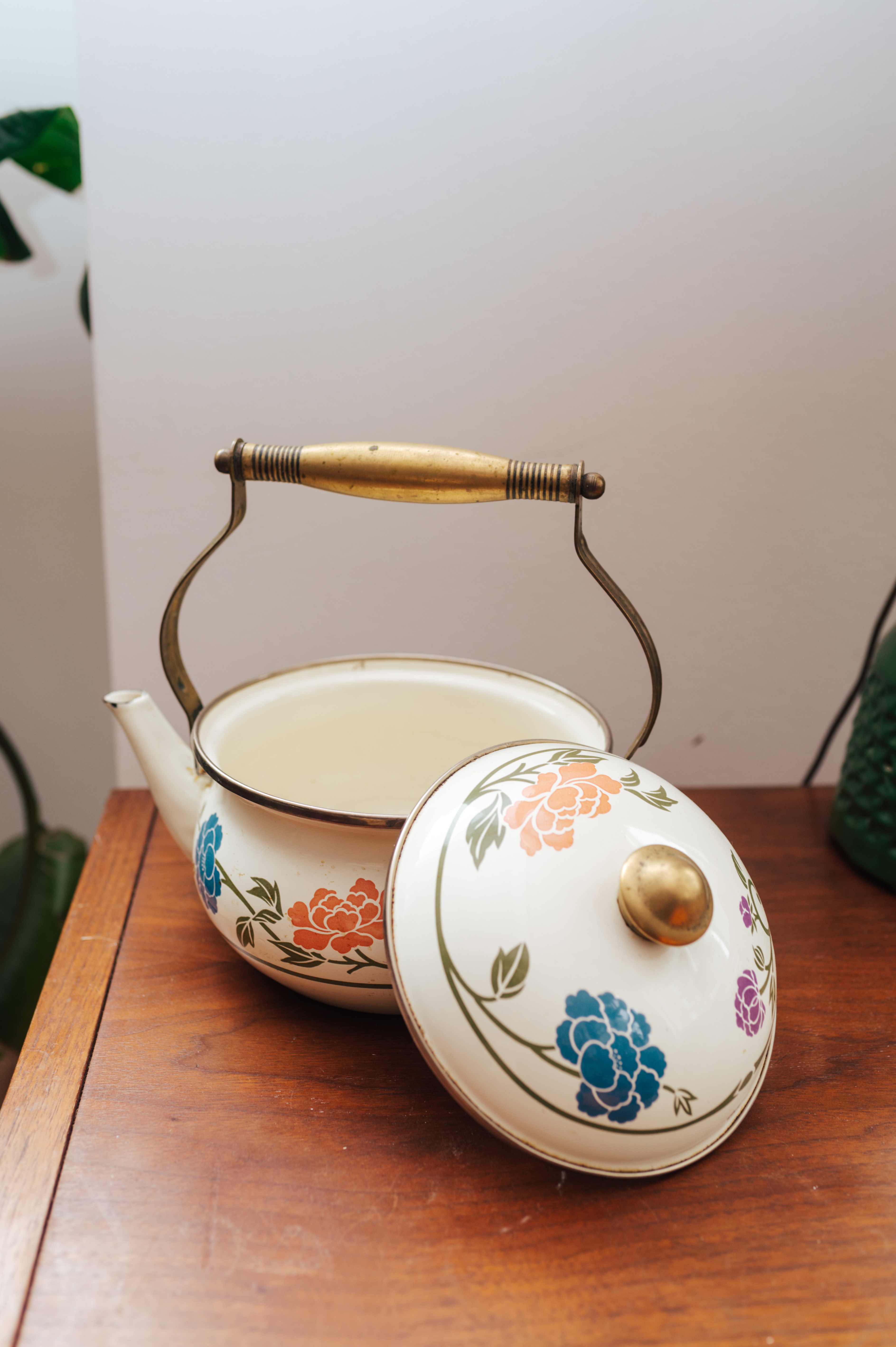 70s Farmhouse Floral Enamel Tea Kettle - photo 3