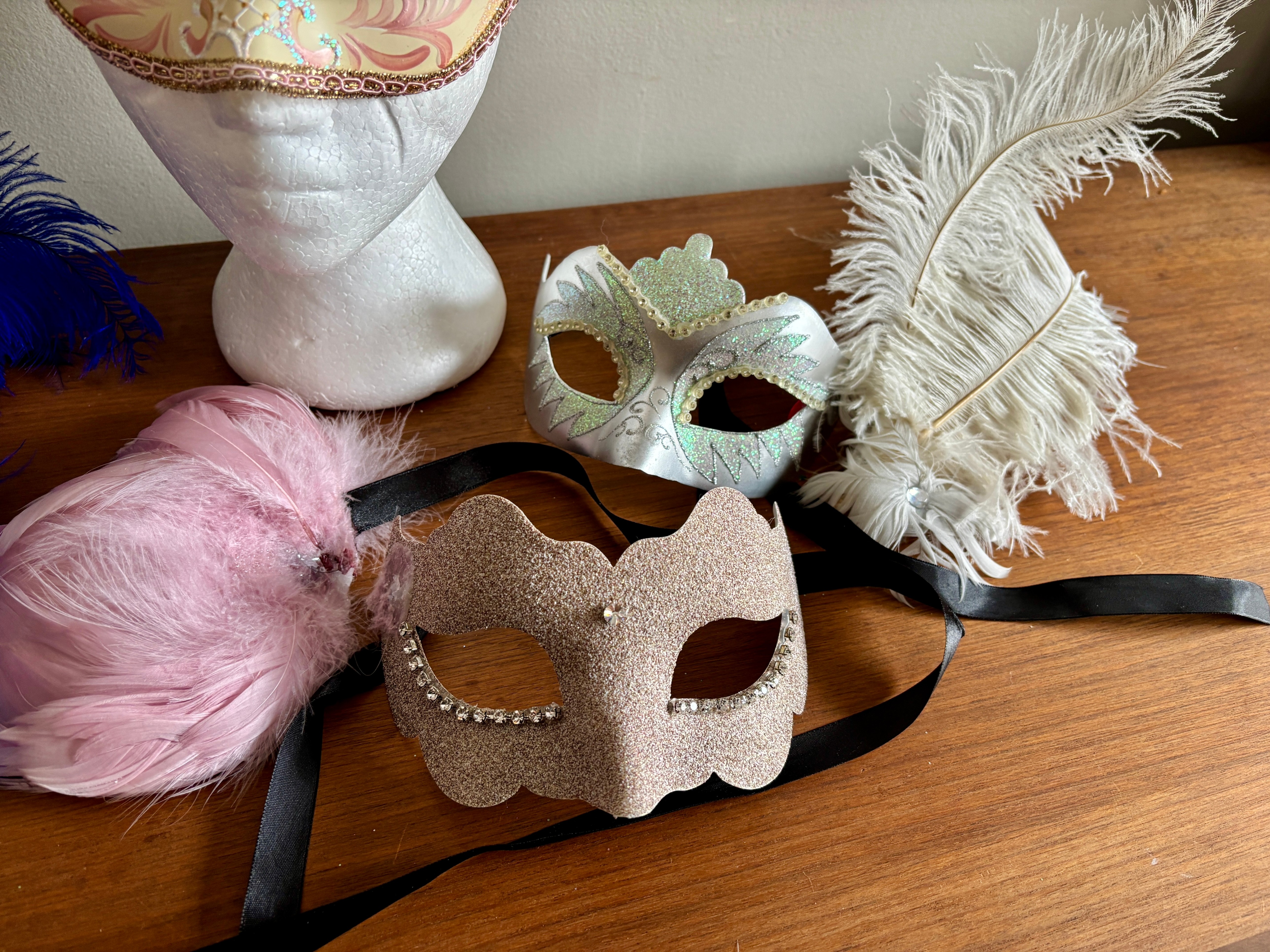 Masks Pier 1 made in Italy in need of glue gun/ minor repair - photo 5