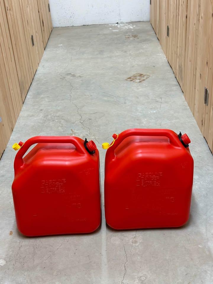 2x Red Gasoline Fuel Canister - photo 2