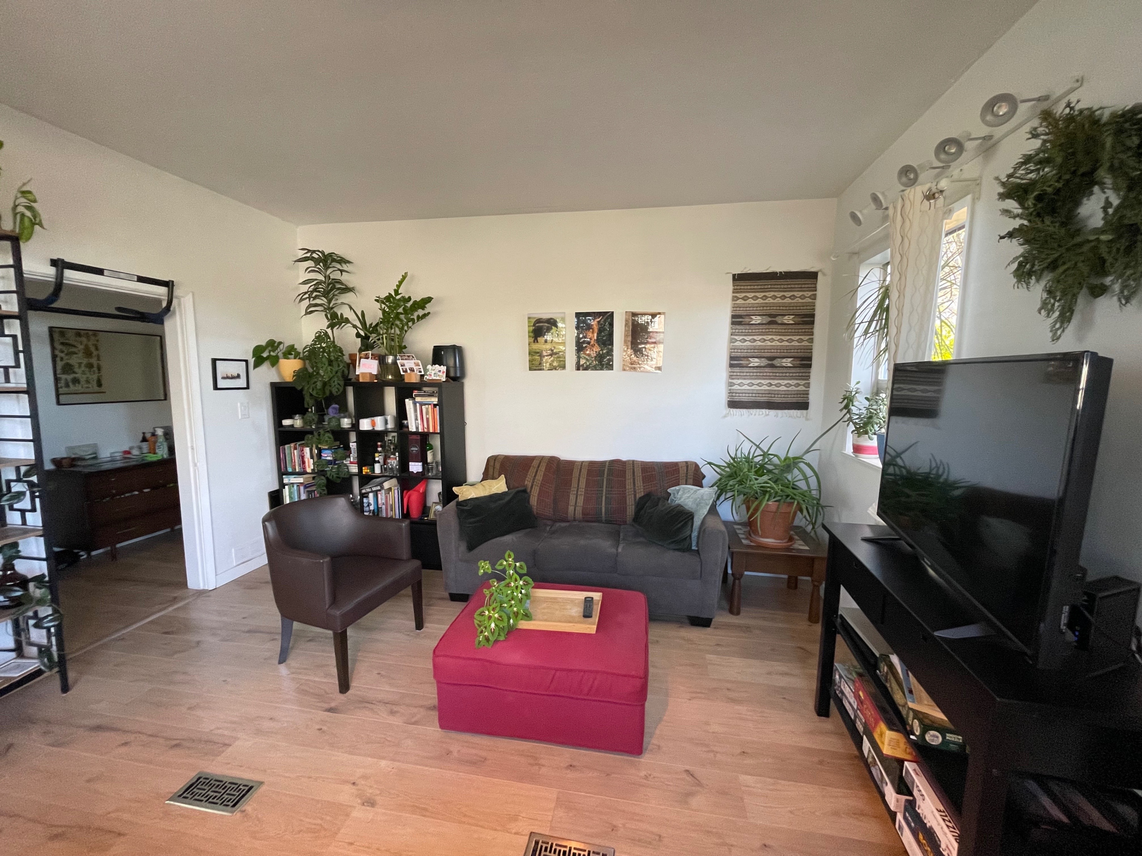 $3,050 / 2br - 900ft2 - Bright Updated 2BR Main-Floor Suite - photo 2