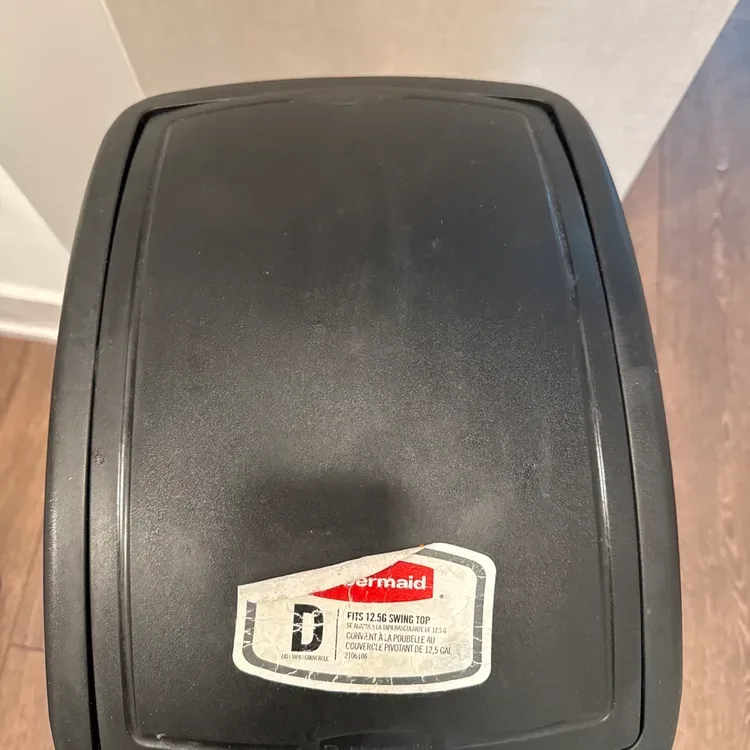 Rubbermaid 12.5G Swing Top Trash Can - photo 2