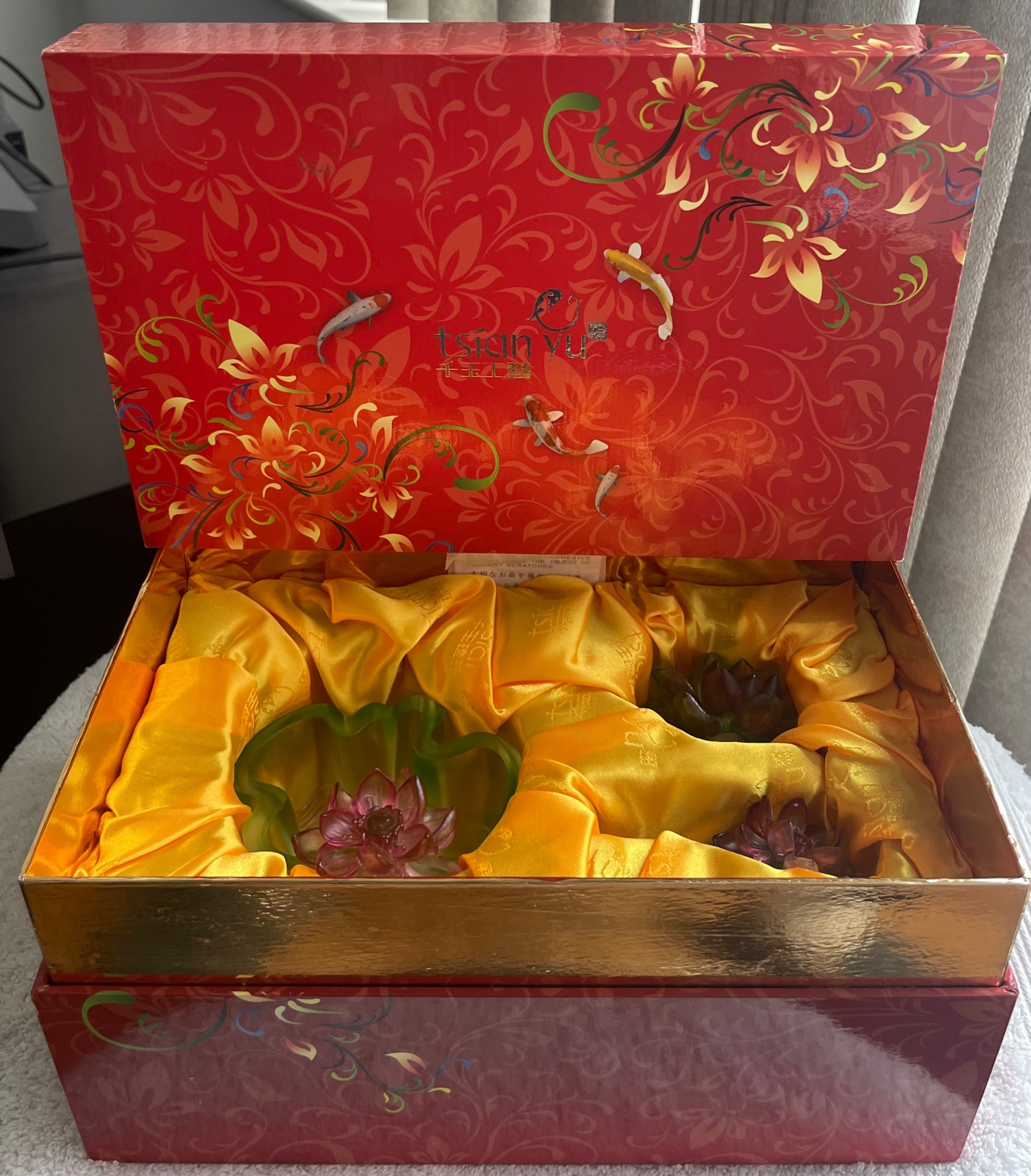 New in Box Tsian Yu "Liuli" Crystal Art Glass Lotus Set - photo 2