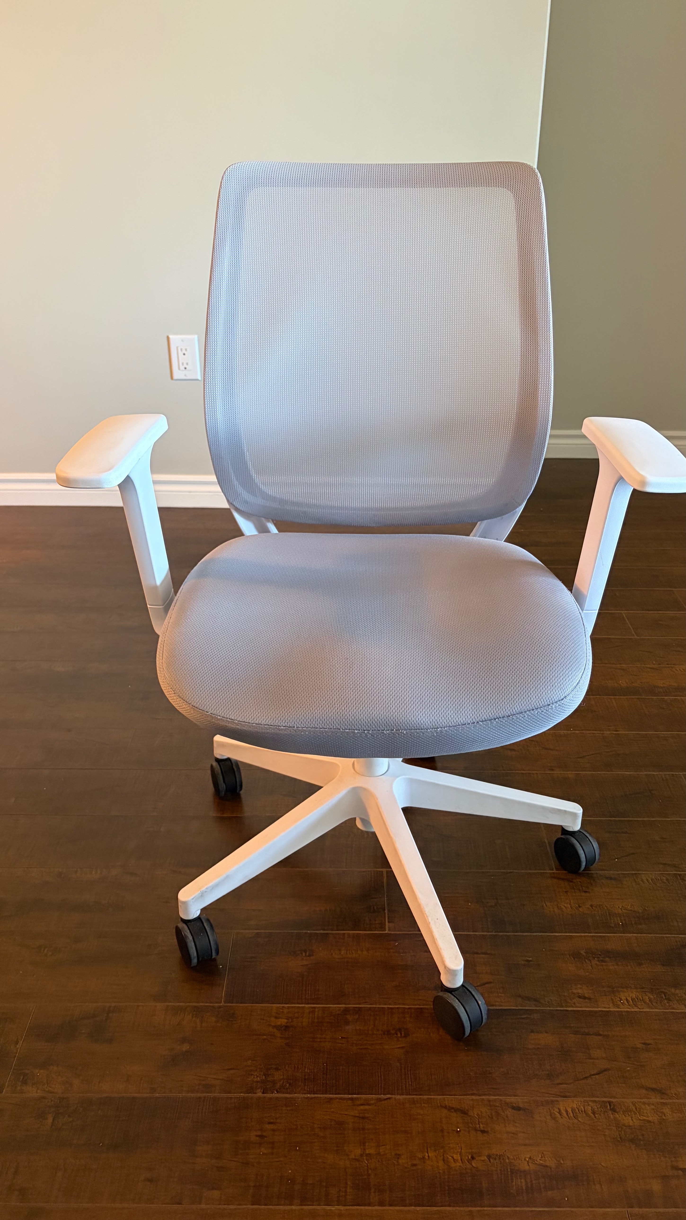 Staples Essentials Mesh Task Chair – Grey/White