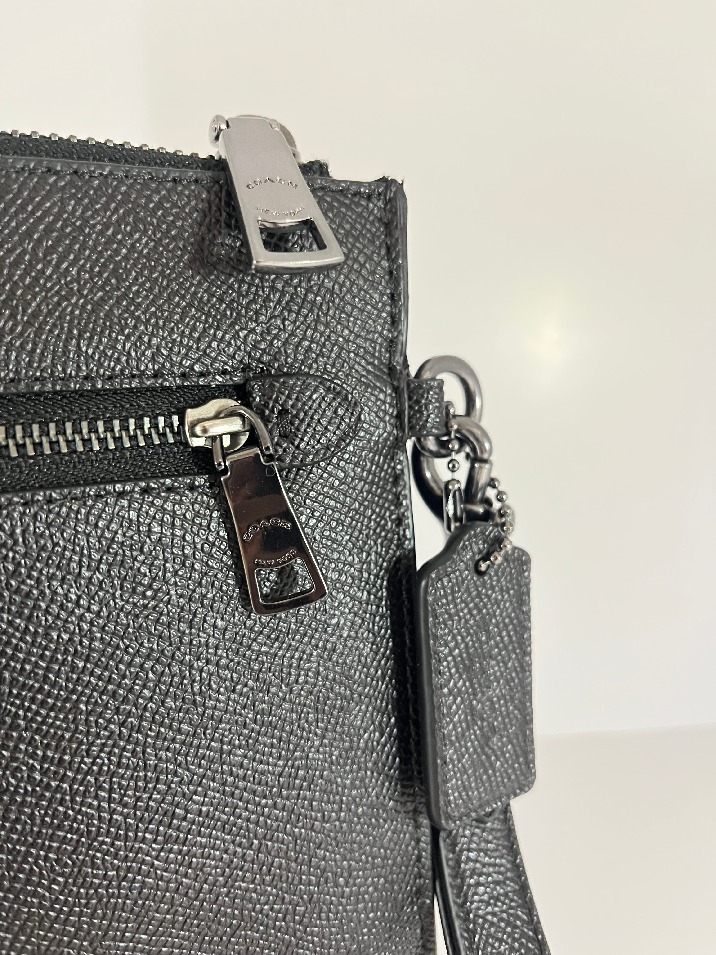 Authentic Coach Crossgrain Leather Wristlet Pouch - New - photo 4
