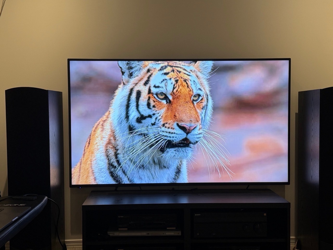 65" Fluid 4K Ultra HD LED TV - photo 3