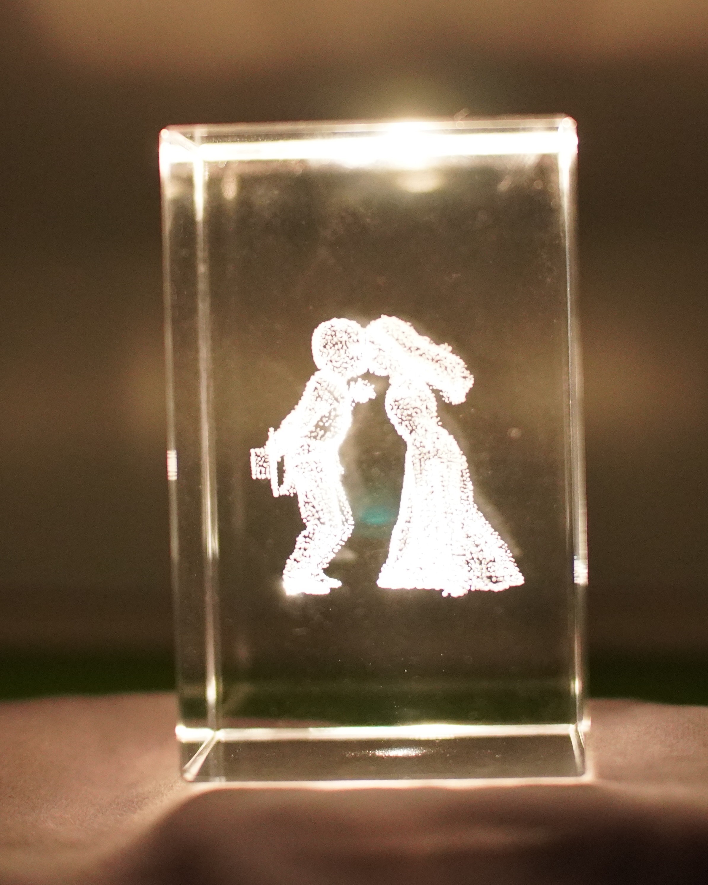 Engraved Crystal Keepsake with Couple Image - photo 3