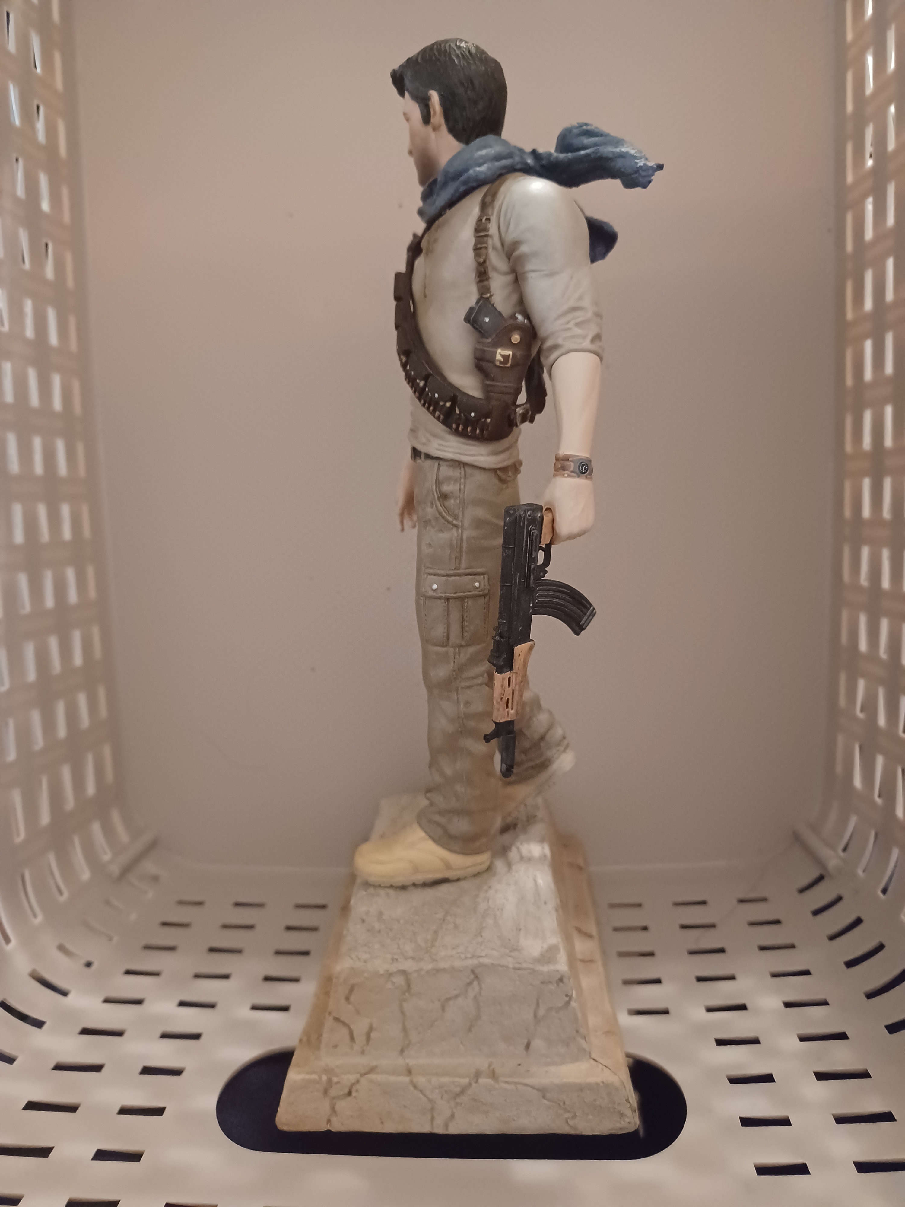 Uncharted 3 Nathan Drake Collector's Edition 8" Statue - photo 3