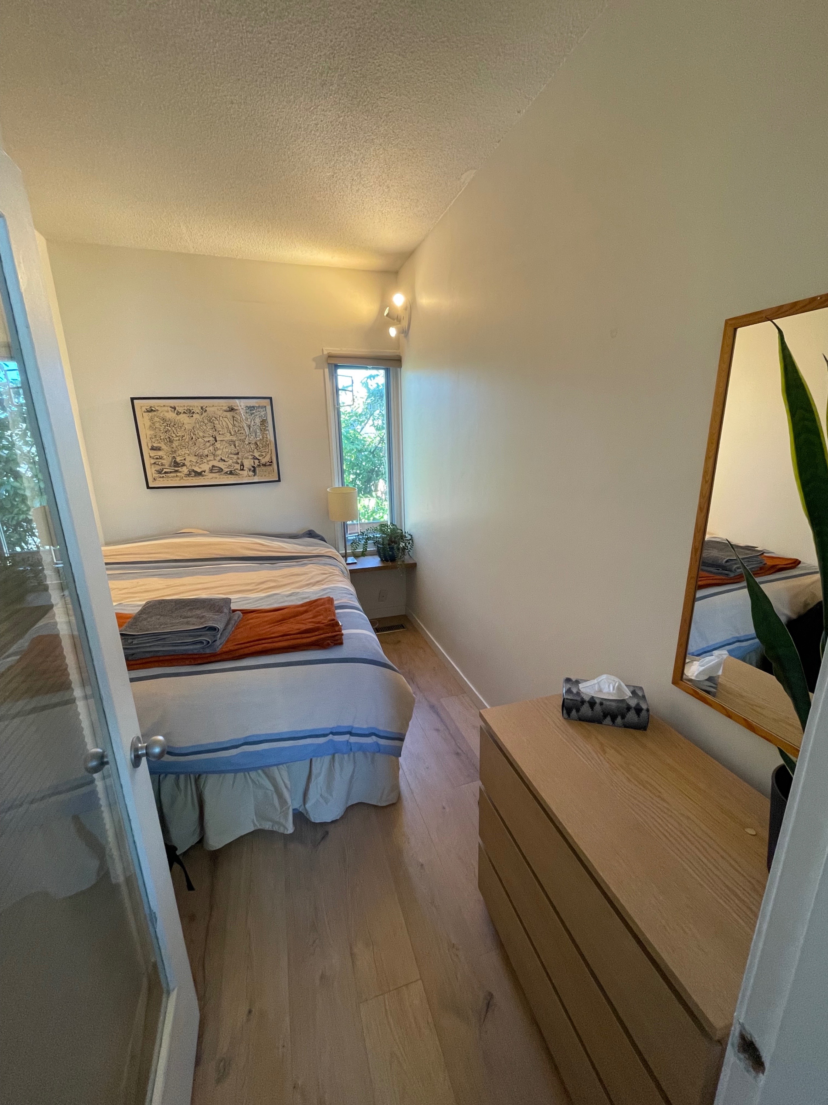 $3,050 / 2br - 900ft2 - Bright Updated 2BR Main-Floor Suite - photo 3