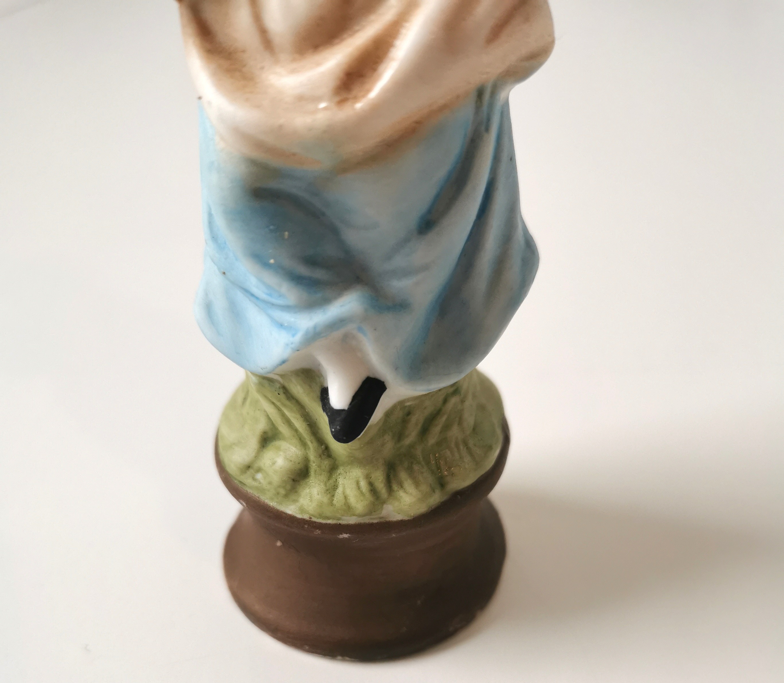 1954 Ardalt Japan Bisque Porcelain Girl with Grapes Figurine - photo 2