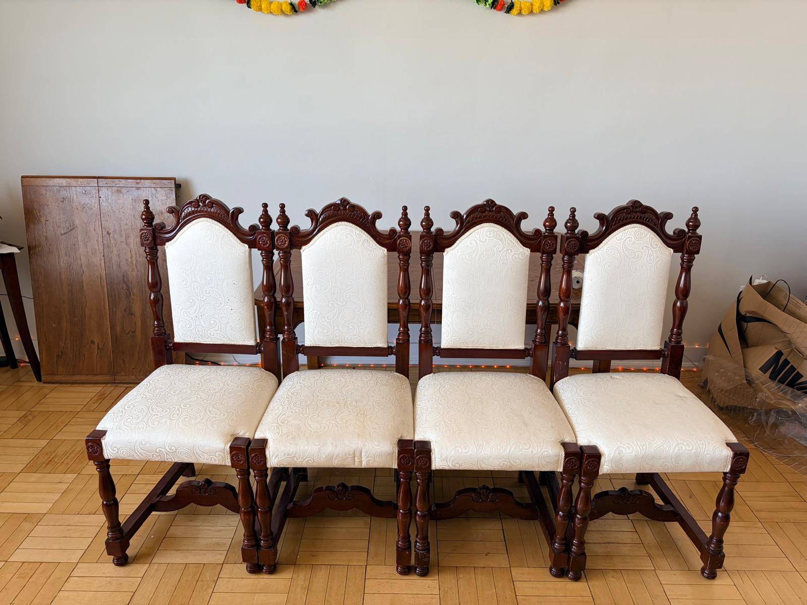 Expandable Solid Wood Dining Table with 4 Vintage Chairs
