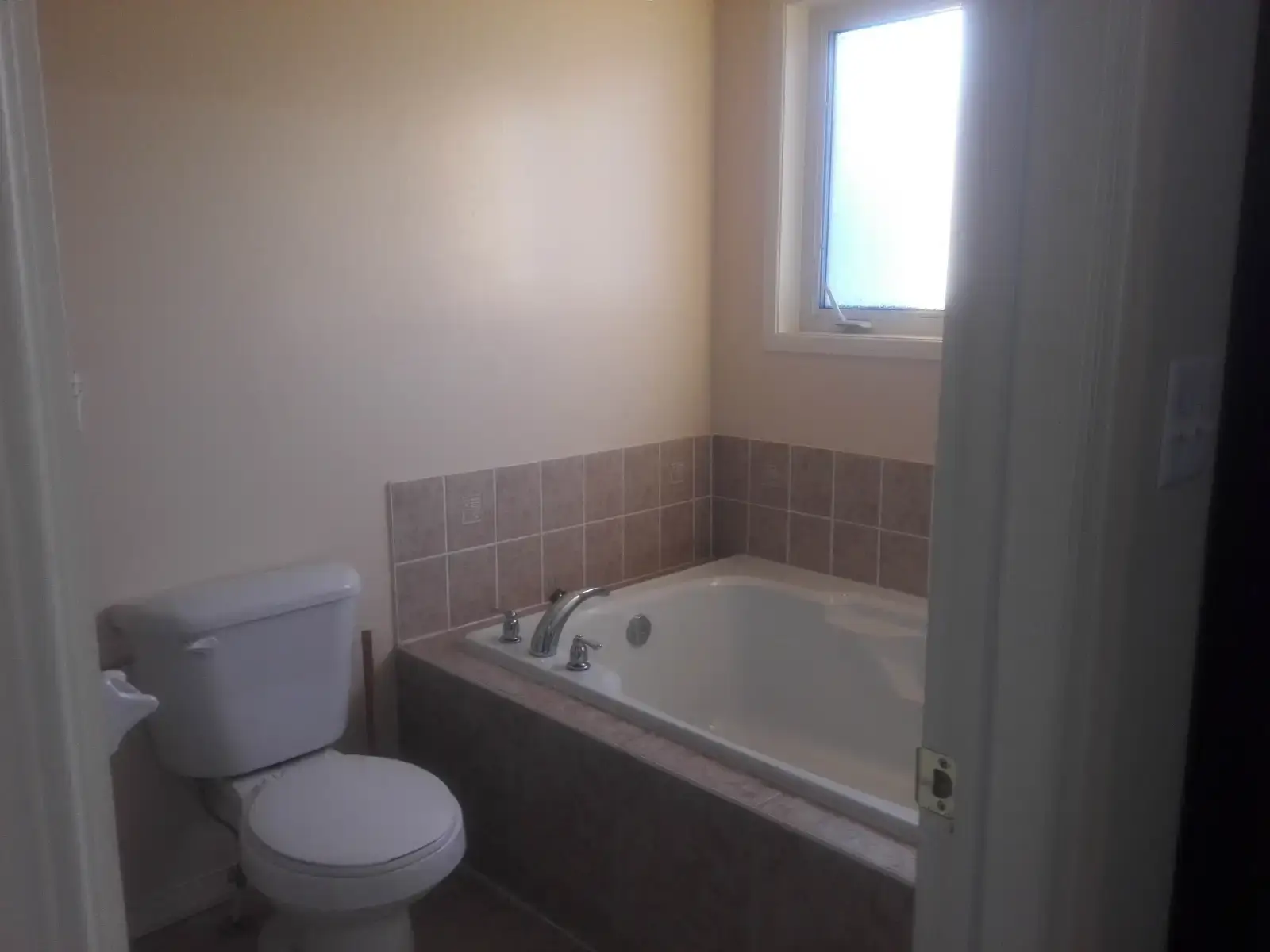 York Uni. 1 room with private washroom - photo 4