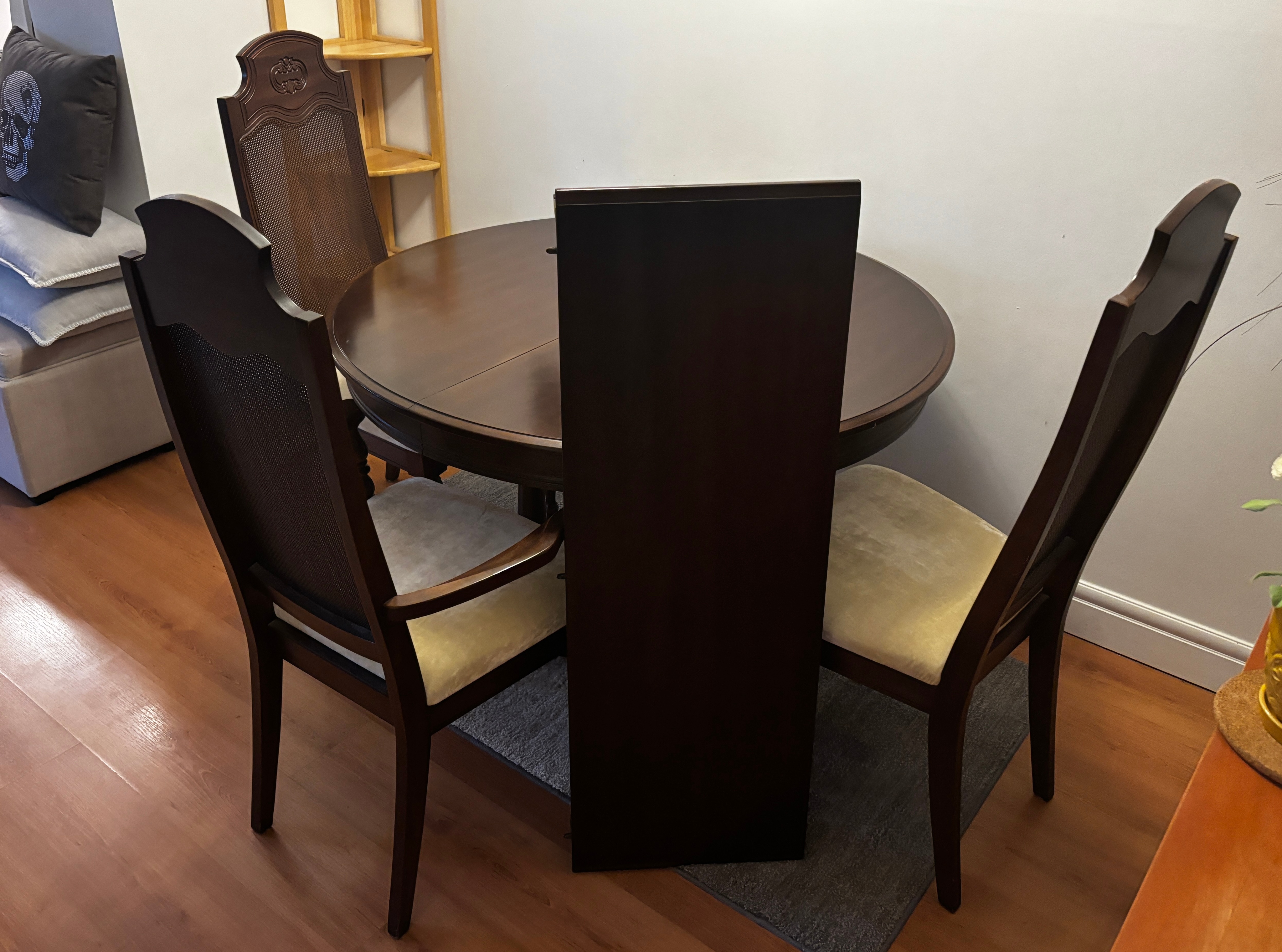SOLID WOOD PEDESTAL DINING ROOM Table + Four chairs - photo 2