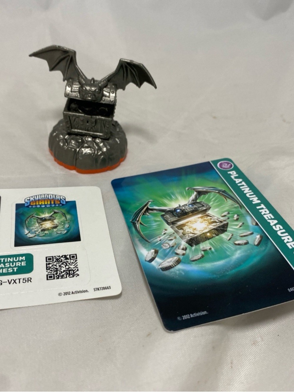 Skylanders Giants PLATINUM TREASURE CHEST Magic Item w/ Card & S