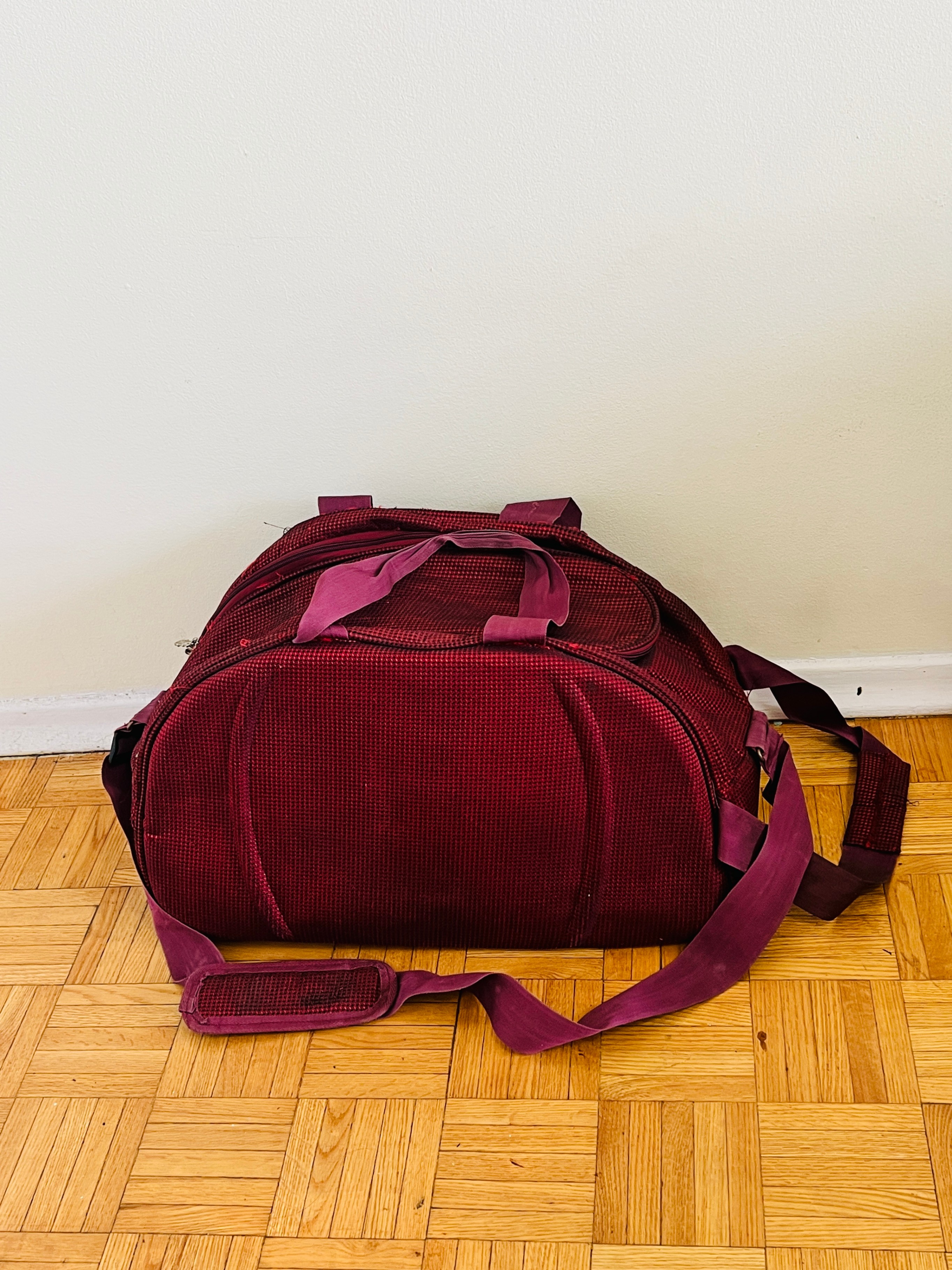 Red Luggage travel bag with 2 wheels 56cm x 30cm x 30cm - photo 2