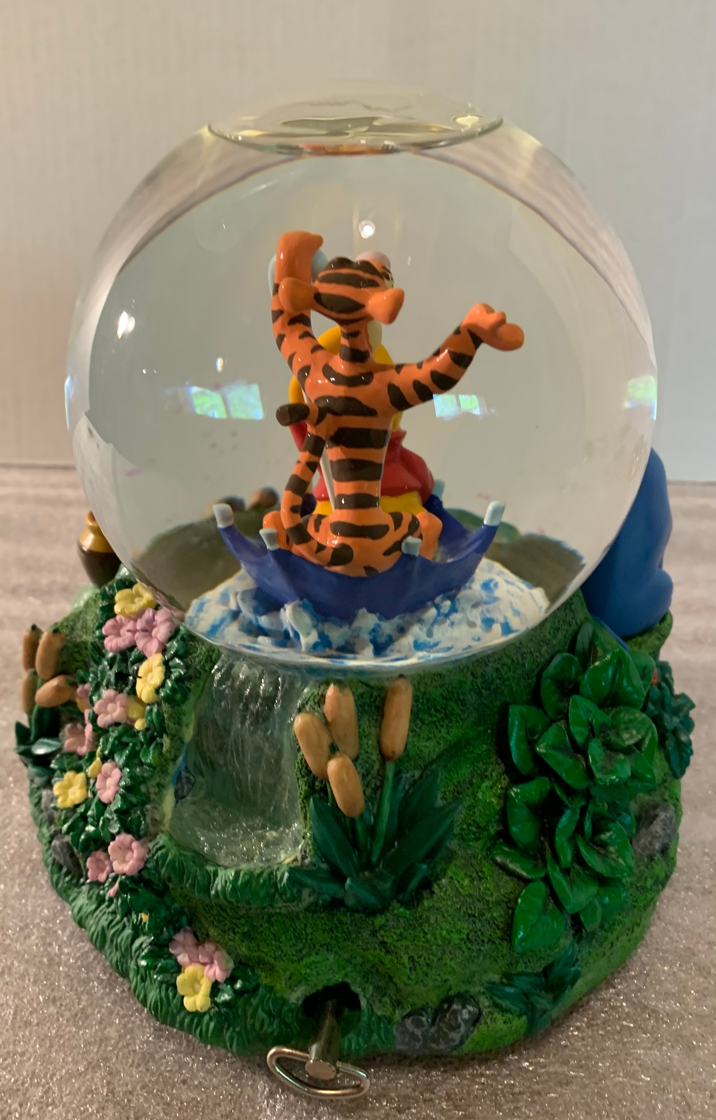 Winnie the Poo Musical Snow globe - photo 3